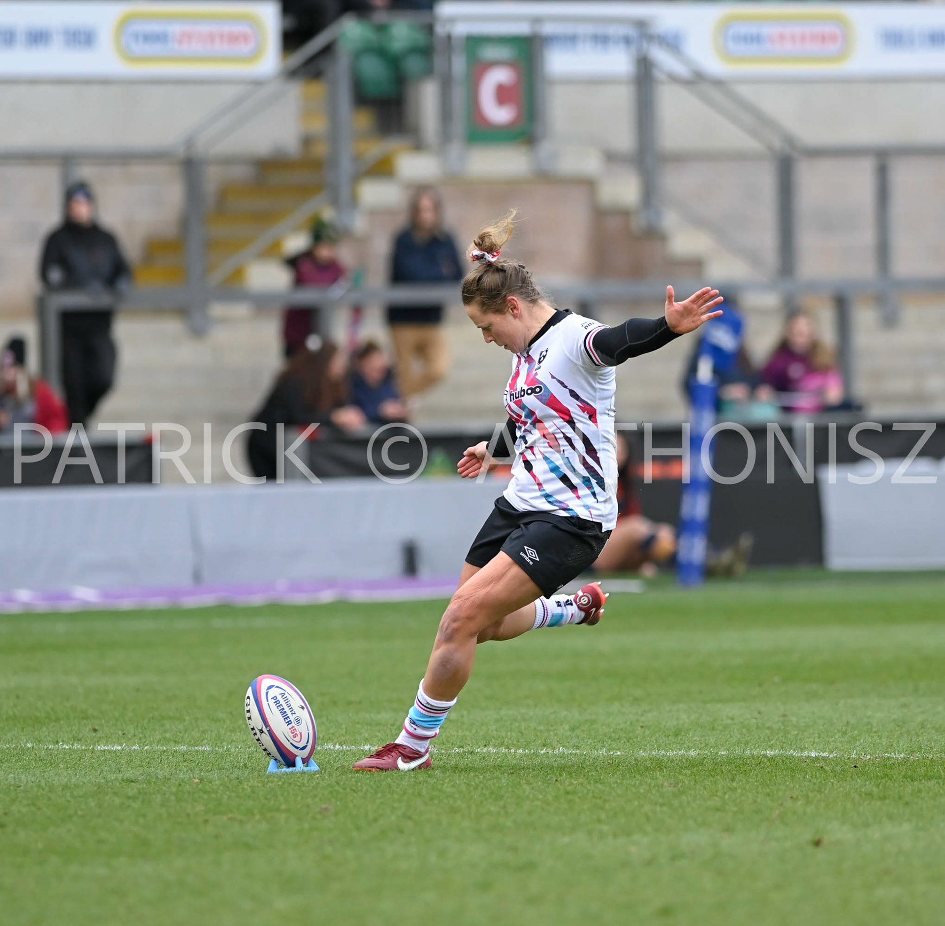 NORTHAMPTON, ENGLAND- Sat-4-2023: Amber Reed (c) of Bristol Bears in action  during the match between  Loughborough Lightning and Bristol Bears at Franklin's Gardens on Sat-4-2023 in Northampton, England