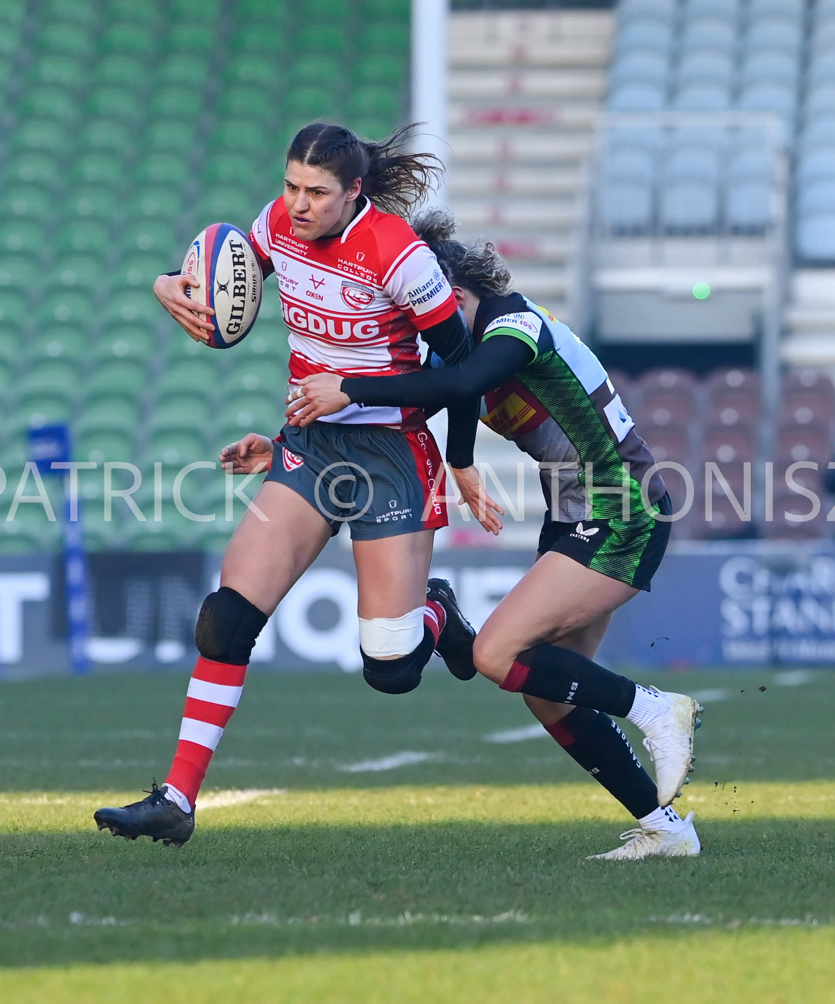 Twickenham, ENGLAND : ELLIE RUGMAN of Gloucester  runs with the ball during the Women's Allianz Premiership 15's match between Harlequins Vs Gloucester -  Hartpury  , Twickenham Stoop Stadium England 22-1-2023