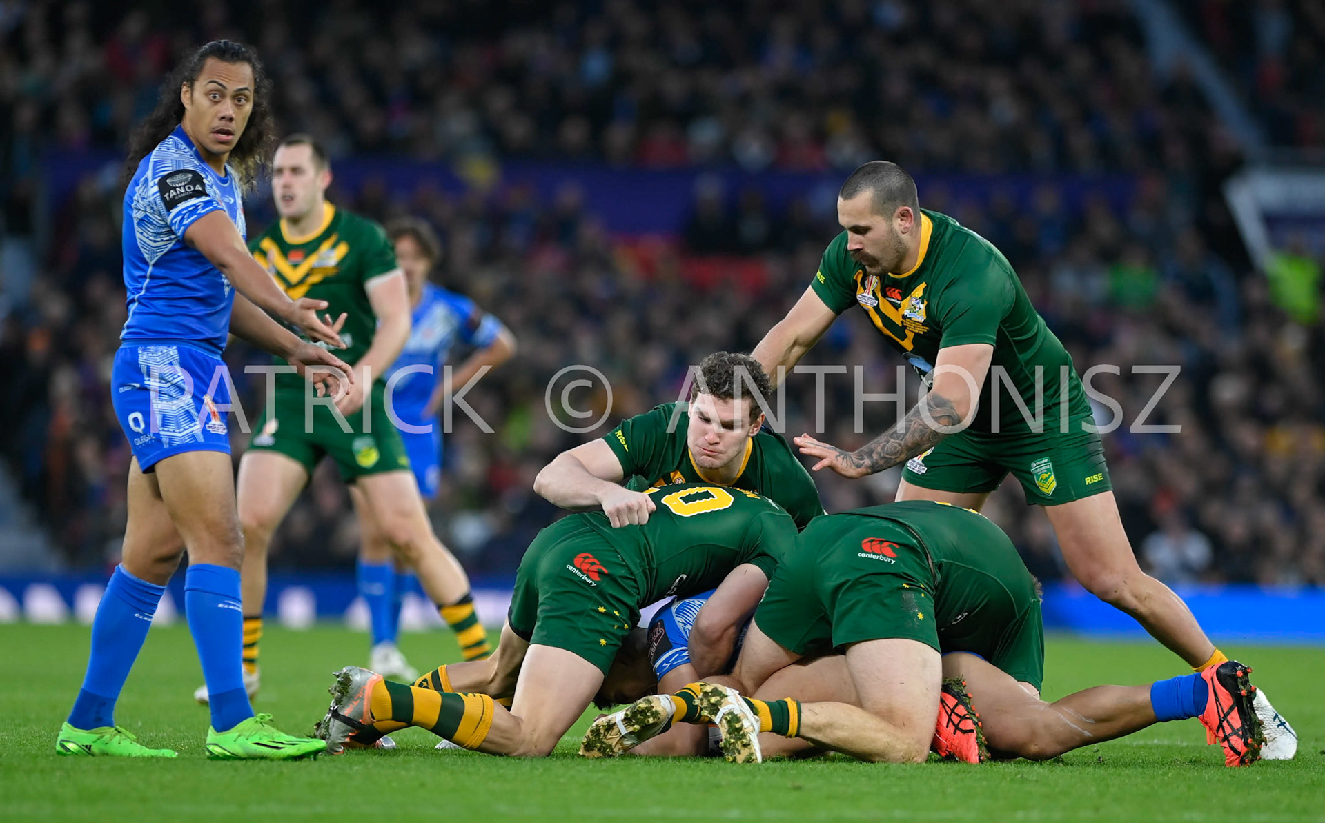 Manchester   ENGLAND - NOVEMBER 19. Match action during  the Rugby league World Cup Mens Final  between Australia and Samoa at the  Old Trafford Stadium on November 19 - 2022 in Manchester England.