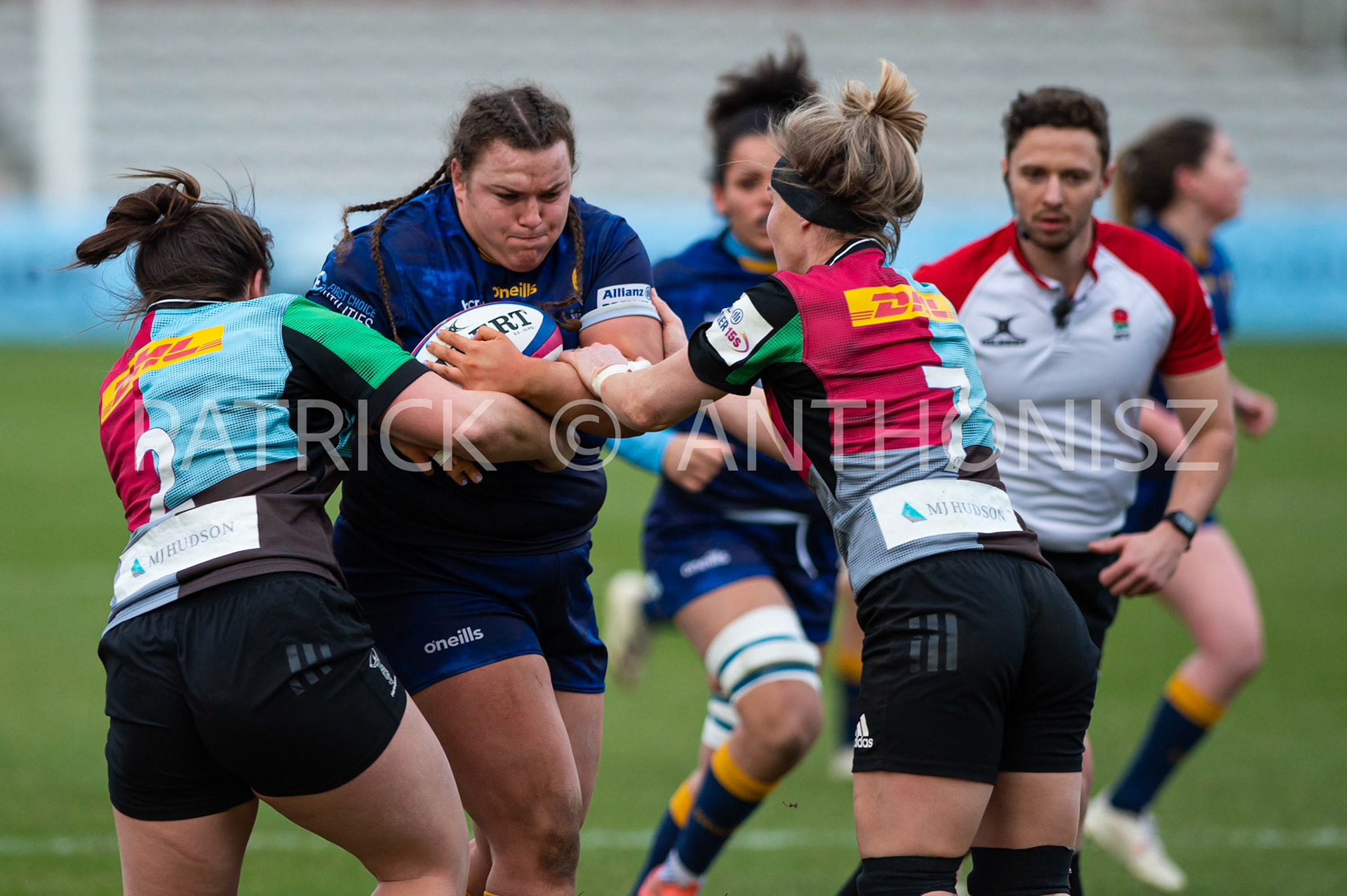 Harlequins Women Vs  Worcester WarriorsWomen's Allianz Premier 15sLondon,England February 12th 2022:  Flo Long of Worcester Warriors is attack by Amy Cokayne of Harlequins and Bethan Dainton of Harlequins during the    match between  Harlequins Women Vs  Worcester Warriors at Twickenham Stoop .Final score:  Harlequins Rugby  42 : 15  Worcester Warriors