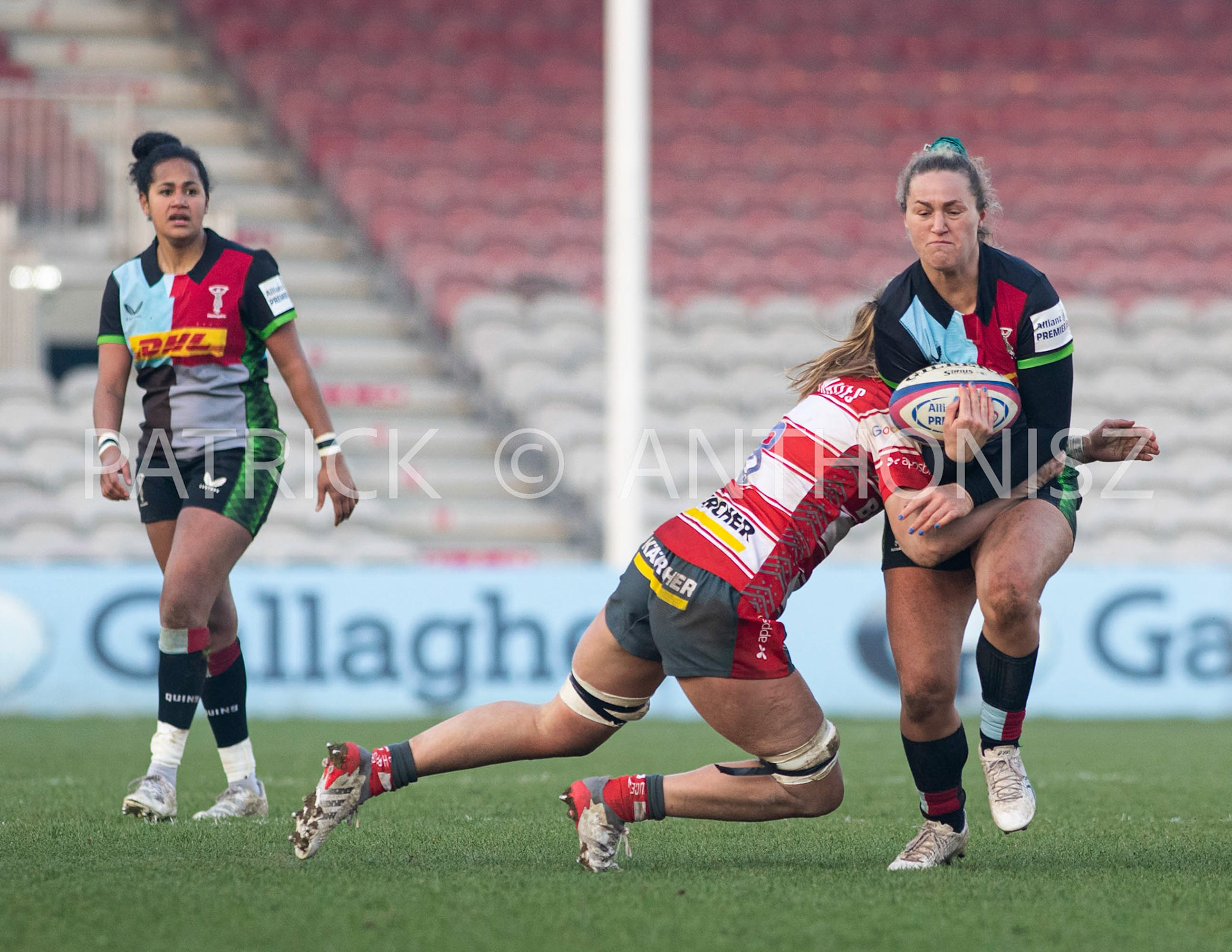 Twickenham, ENGLAND : Bella McKenzie of Harlequins tries to keep the ball from ZOE ALDCROFT of Gloucester during the Women's Allianz Premiership 15's match between Harlequins Vs Gloucester -  Hartpury  , Twickenham Stoop Stadium England 22-1-2023