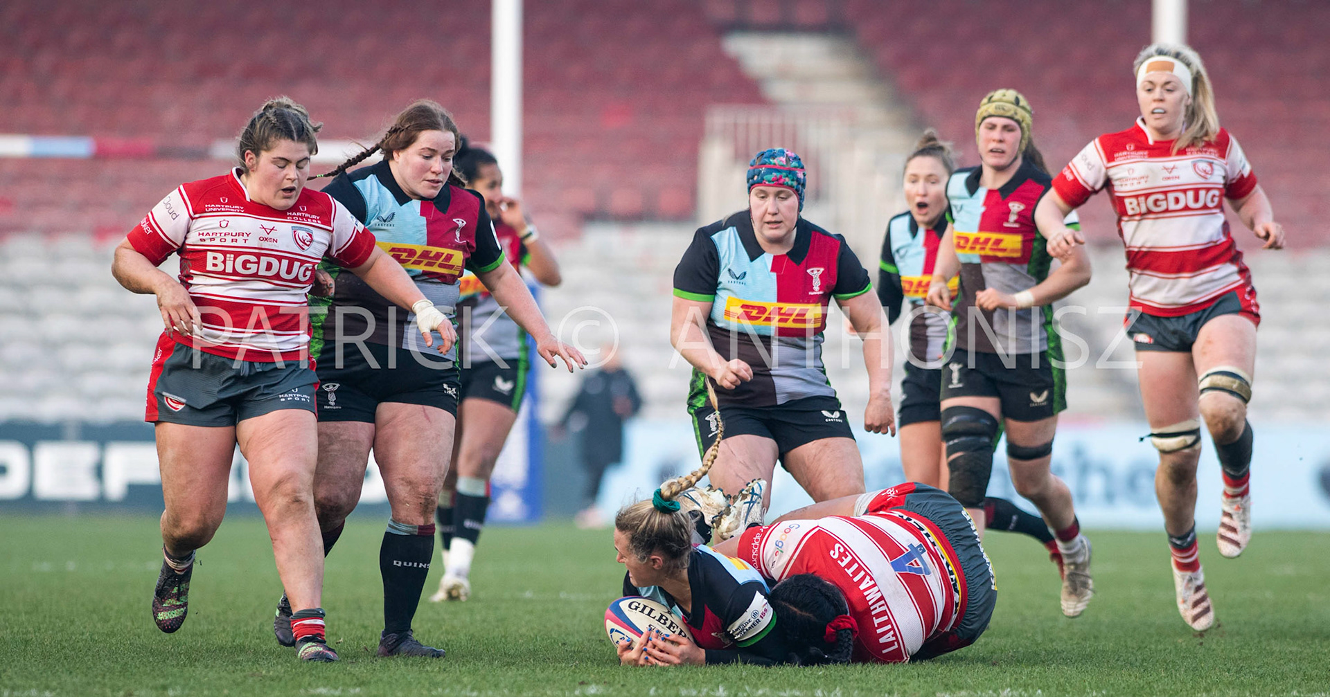 Twickenham, ENGLAND : Bella McKenzie of Harlequins keeps the ball from SISILIA TUIPULOTU of Gloucester during the Women's Allianz Premiership 15's match between Harlequins Vs Gloucester -  Hartpury  , Twickenham Stoop Stadium England 22-1-2023