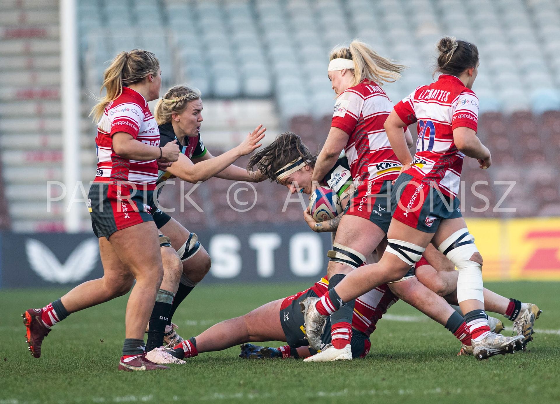 Twickenham , ENGLAND : Jade Konkel-Roberts of Harlequins tries to keep the ball from MAUA MUIR of Gloucester during the Women's Allianz Premiership 15's match between Harlequins Vs Gloucester -  Hartpury  , Twickenham Stoop Stadium England 22-1-2023