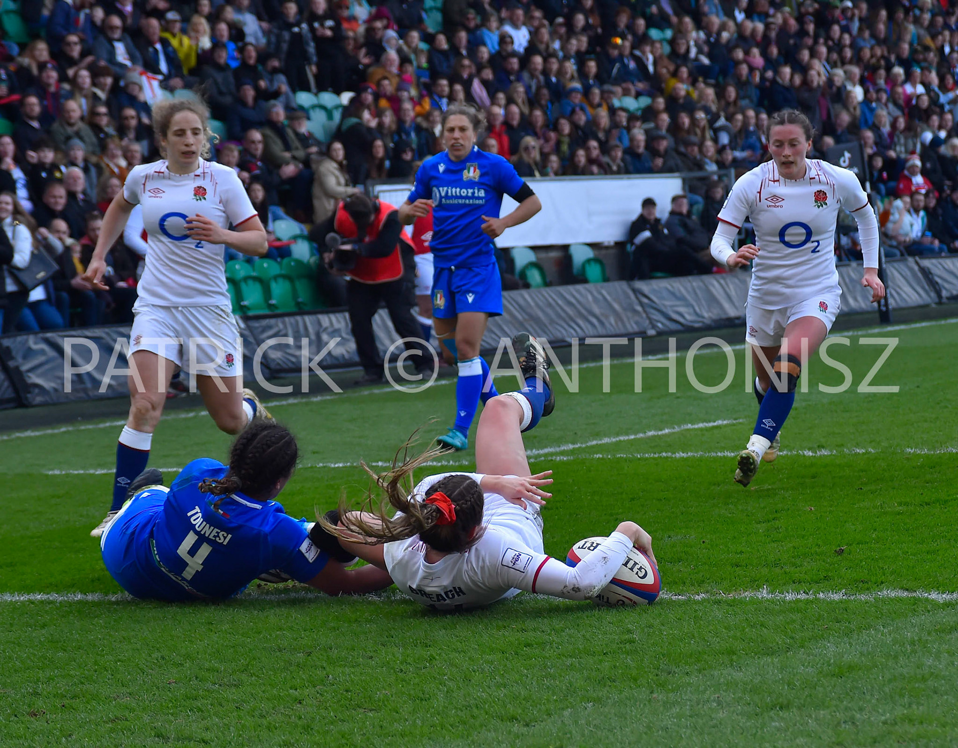 NORTHAMPTON, ENGLAND : Jess Breach  of England gets a try during the  TikTok Women’s Six Nations  England Vs Italy at Franklin's Gardens on Sunday  April 2 , 2023 in Northampton, England.