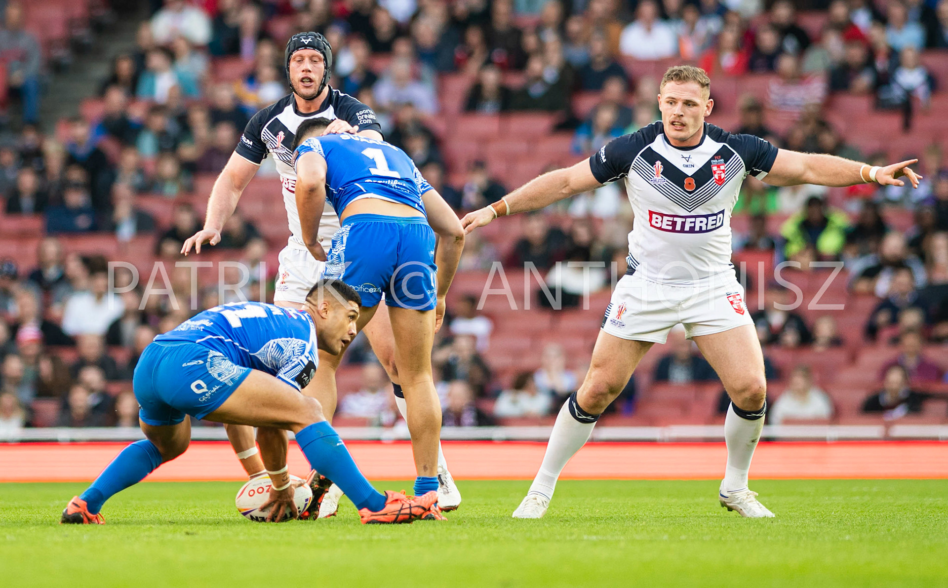 London  ENGLAND - NOVEMBER 12. Fa'amanu Brown of Samoa passes  the ball during  the  Semi Final between England and Samoa at the Emirates Stadium on November 12- 2022 in London, England.