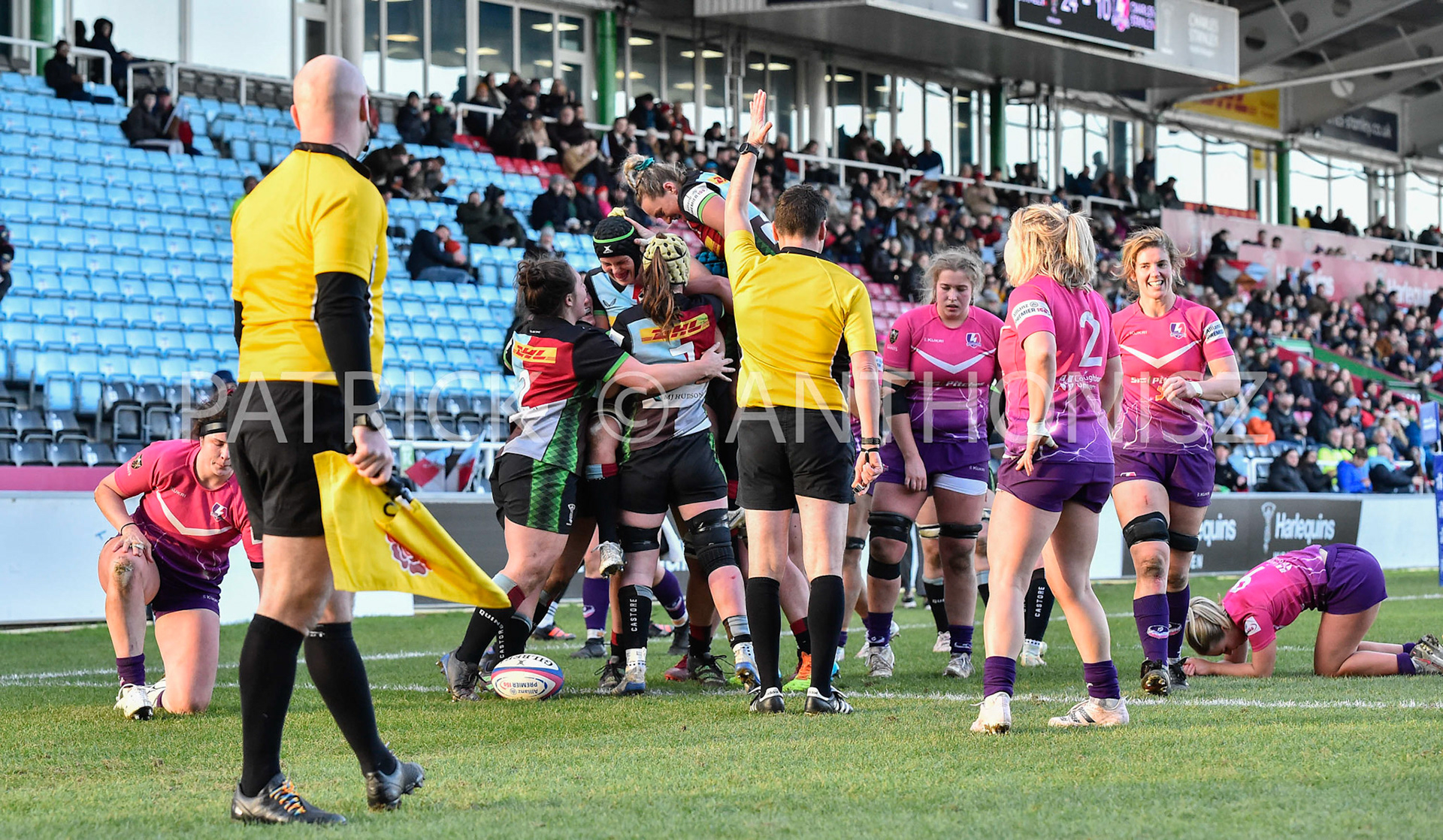 Twickenham, stoop ENGLAND : Emily Chancellor of Harlequins celebrates a try with team mates  during the Women's Allianz Premiership 15's match between Harlequins Vs Loughborough Lightning Twickenham Stoop Stadium England 5–02-2023