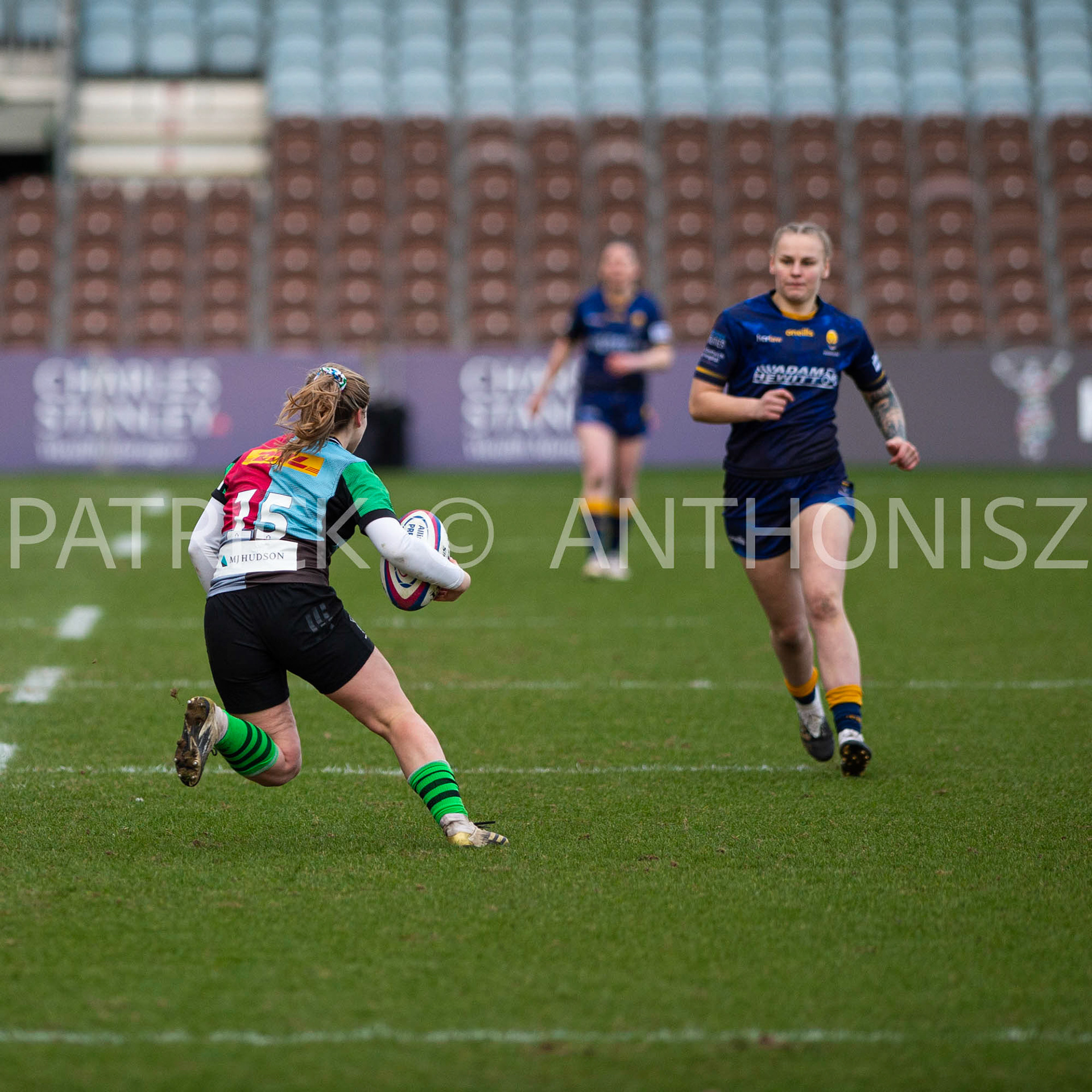 Harlequins Women Vs  Worcester WarriorsWomen's Allianz Premier 15sLondon,England February 12th 2022: Freya Aucken of Harlequins run with the ball during the match between  Harlequins Women Vs  Worcester Warriors at Twickenham Stoop .Final score:  Harlequins Rugby 42  : 15  Worcester Warriors