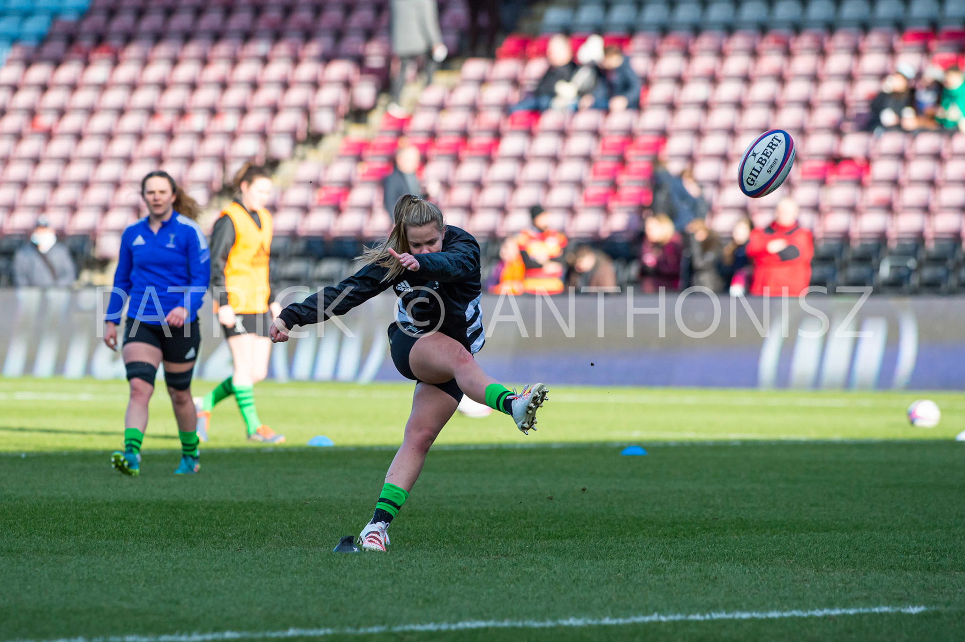 Harlequins Women Vs  Worcester WarriorsWomen's Allianz Premier 15sLondon,England February 12th 2022:  Ellie Green of Harlequins pre-match warm up session during the   match between  Harlequins Women Vs  Worcester Warriors at Twickenham Stoop .Final score:  Harlequins Rugby  42 :  15 Worcester Warriors