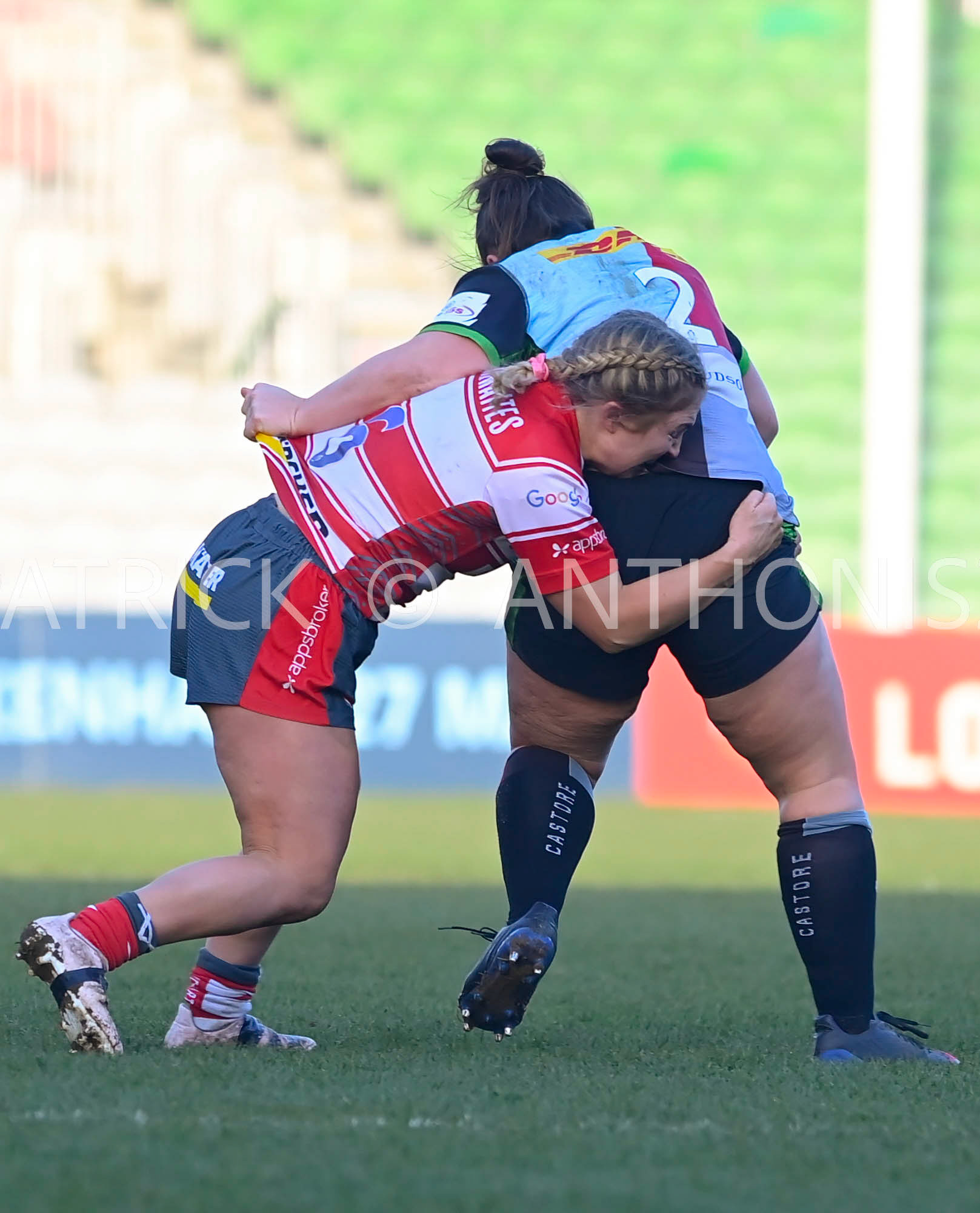 Twickenham, ENGLAND : NEVE JONES of Gloucester and Amy Cokayne of Harlequins in action  during the Women's Allianz Premiership 15's match between Harlequins Vs Gloucester -  Hartpury  , Twickenham Stoop Stadium England 22-1-2023