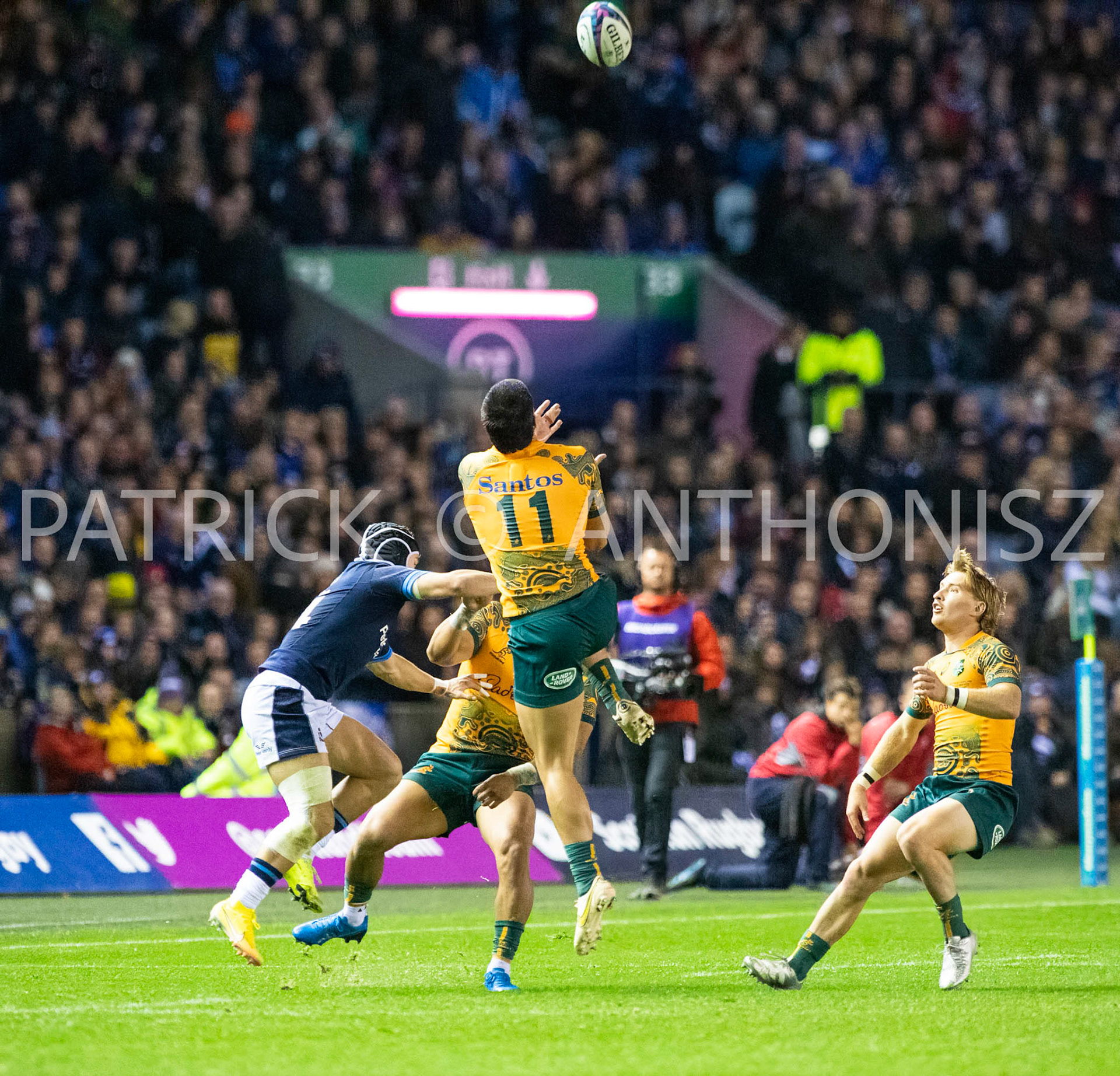 Scotland  October 29th :  Tom Wright of Australia goes for the ball during the Rugby Union Autumn Internationals match between Australia Vs Scotland at BT Murrayfield Stadium Scotland 29th October 2022 Australia 16: Scotland  15