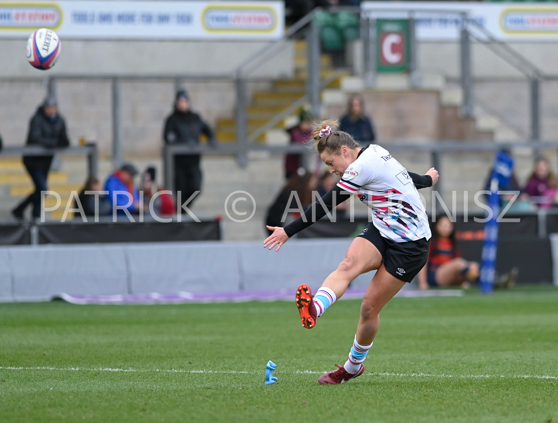 NORTHAMPTON, ENGLAND- Sat-4-2023: Amber Reed (c) of Bristol Bears in action during the match between  Loughborough Lightning and Bristol Bears at Franklin's Gardens on Sat-4-2023 in Northampton, England
