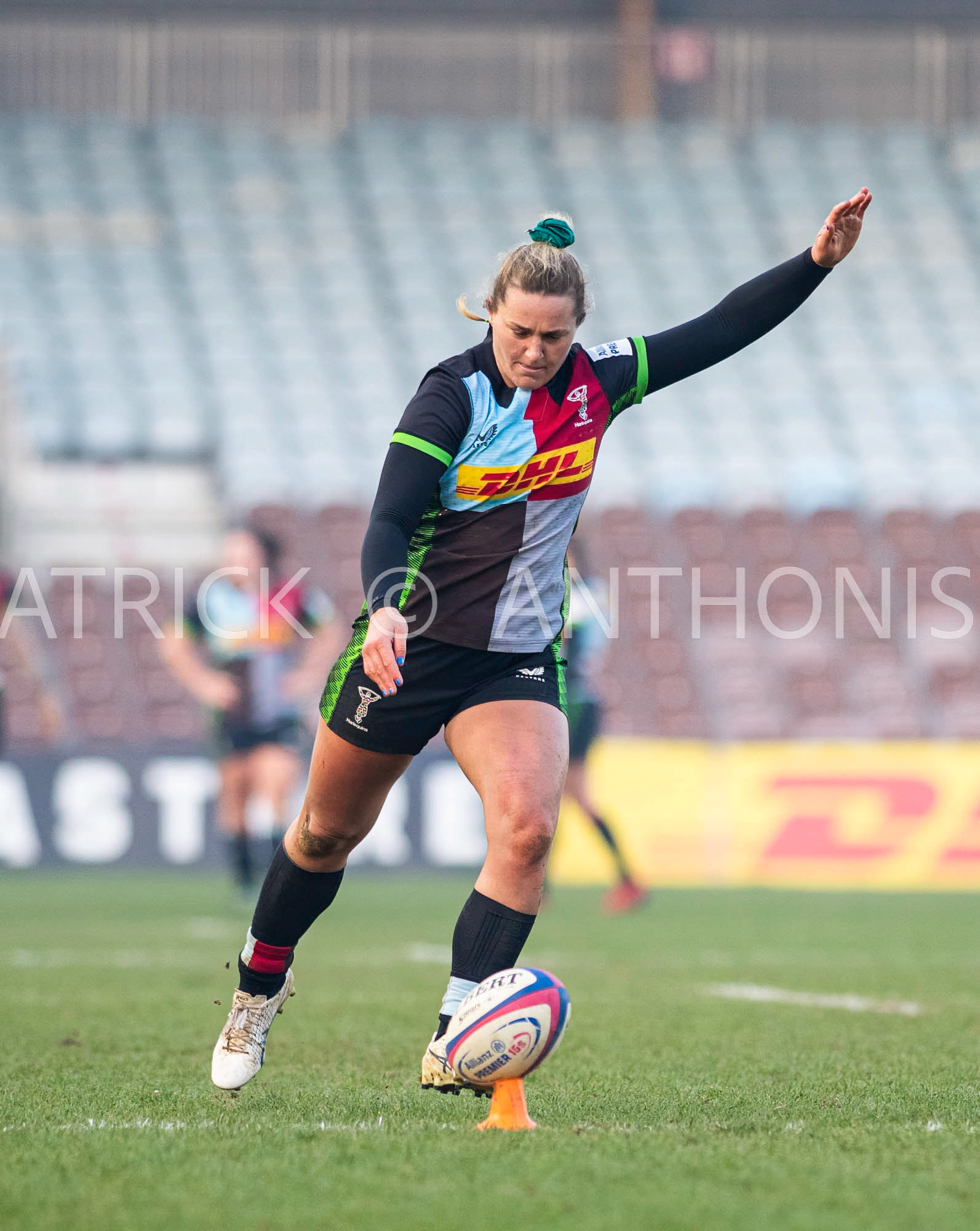 Twickenham, ENGLAND : Bella McKenzie of Harlequins in action  during the Women's Allianz Premiership 15's match between Harlequins Vs Gloucester -  Hartpury  , Twickenham Stoop Stadium England 22-1-2023
