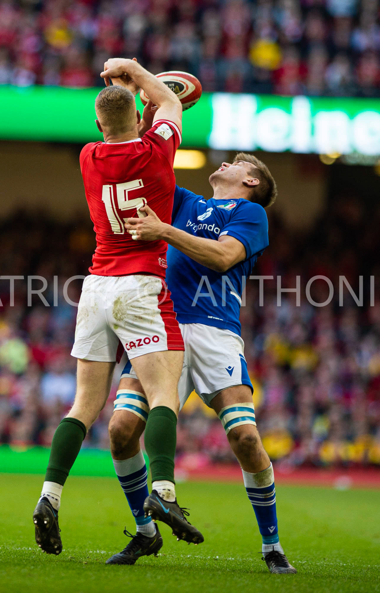 Wales v Italy Guinness Six Nations Cardiff, UK.19th Mar, 2022. Johnny McNicholl of Wales tries to win the ball during the Guinness Six Nations Championship 2022 match, Wales v Italy at the Principality Stadium in Cardiff