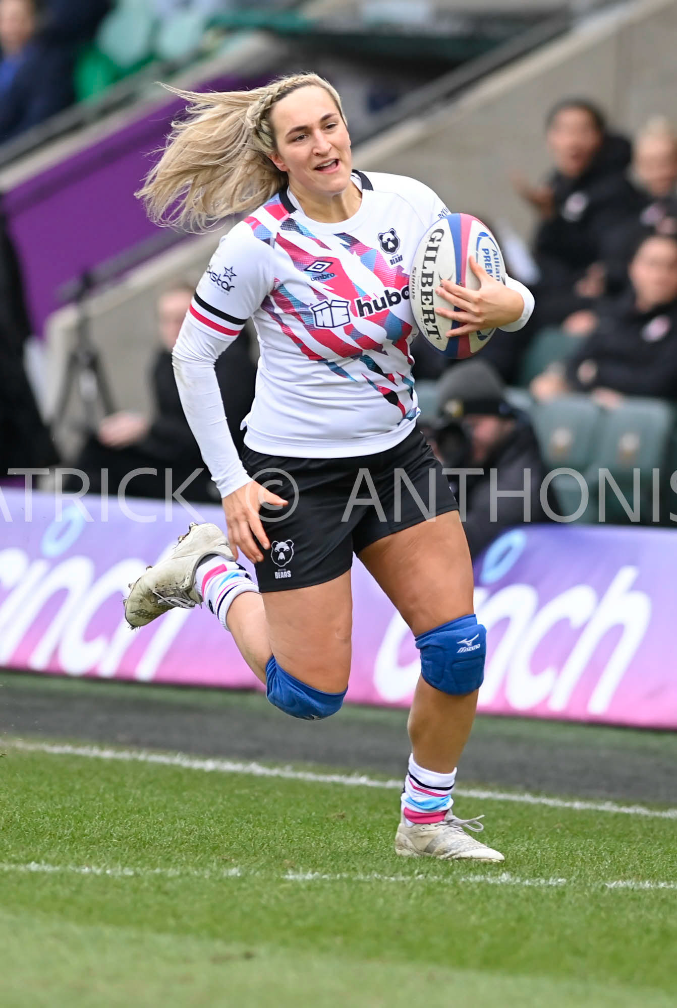 NORTHAMPTON, ENGLAND- Sat-4-2023: Courtney Keight of Bristol Bears runs with the ball  during the match between  Loughborough Lightning and Bristol Bears at Franklin's Gardens on Sat-4-2023 in Northampton, England
