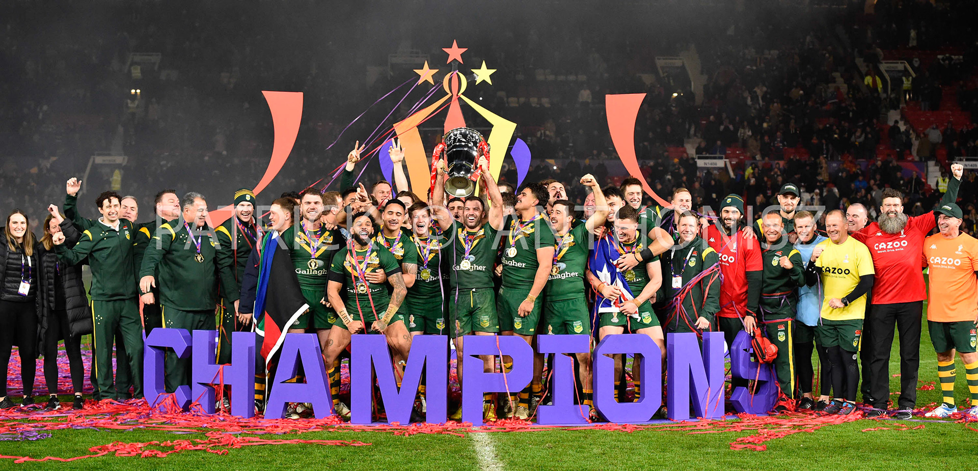 Manchester   ENGLAND - NOVEMBER 19. Australia  celebrate after winning  the Rugby league World Cup Mens Final 2021 between Australia and Samoa at the  Old Trafford  on November 19 - 2022 in Manchester England.