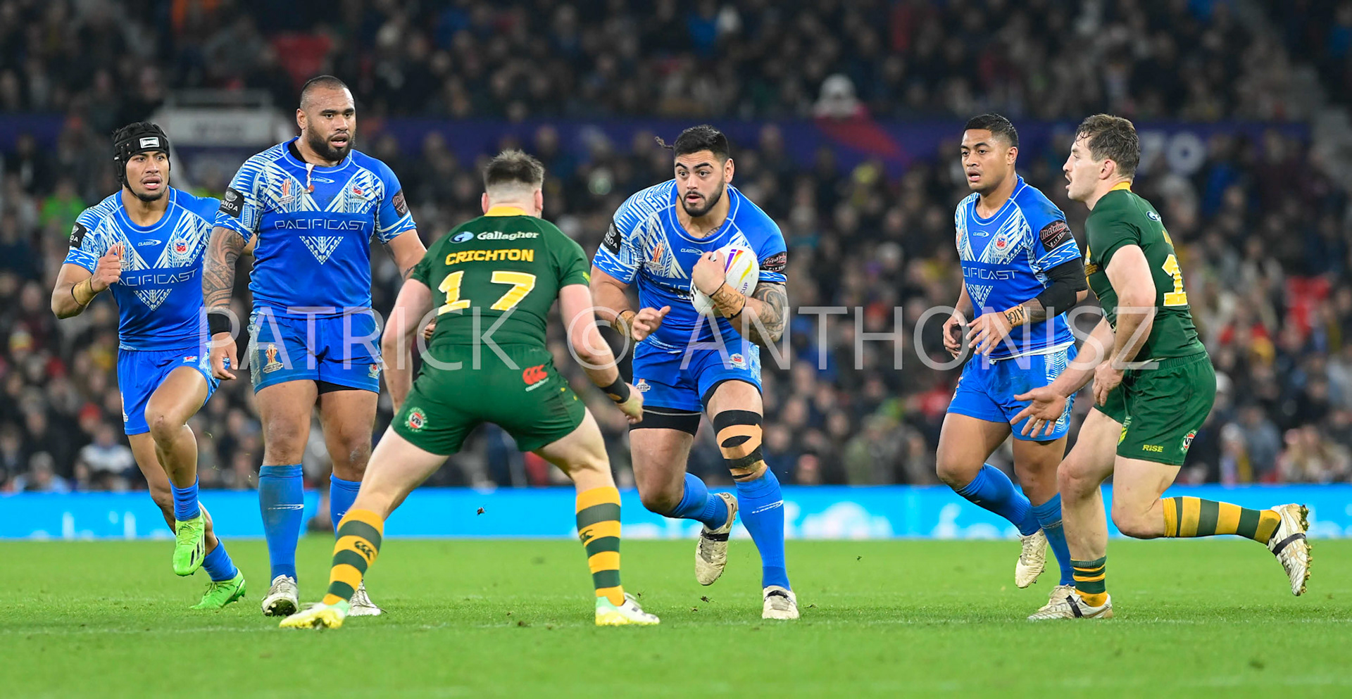 Manchester   ENGLAND - NOVEMBER 19. Royce Hunt of Samoa takes on Angus Crichton of Australia during  the Rugby league World Cup Mens Final  between Australia and Samoa at the   Old Trafford Stadium on November 19 - 2022 in Manchester England.