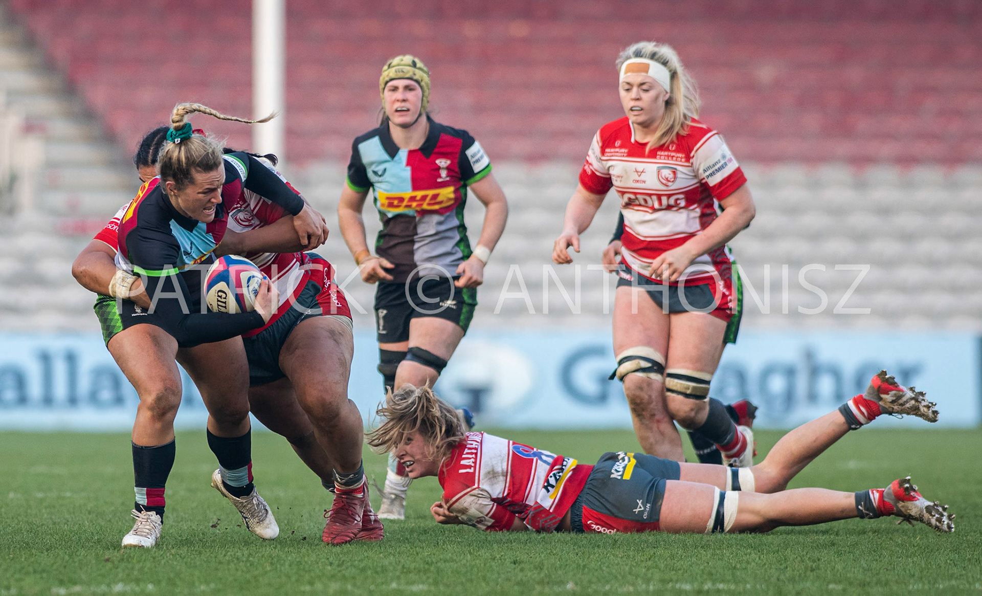 Twickenham, ENGLAND :  SISILIA TUIPULOTU of Gloucester takes down  Bella McKenzie of Harlequins during the Women's Allianz Premiership 15's match between Harlequins Vs Gloucester -  Hartpury  , Twickenham Stoop Stadium England 22-1-2023