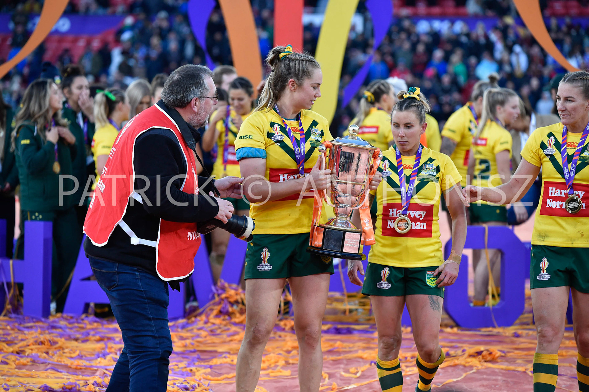 Manchester   ENGLAND - NOVEMBER 19.Australia  celebrate after winning   the Rugby league World Cup Womens Final  between Australia and New Zealand  at the Old Trafford   on November 19 - 2022 in Manchester England.