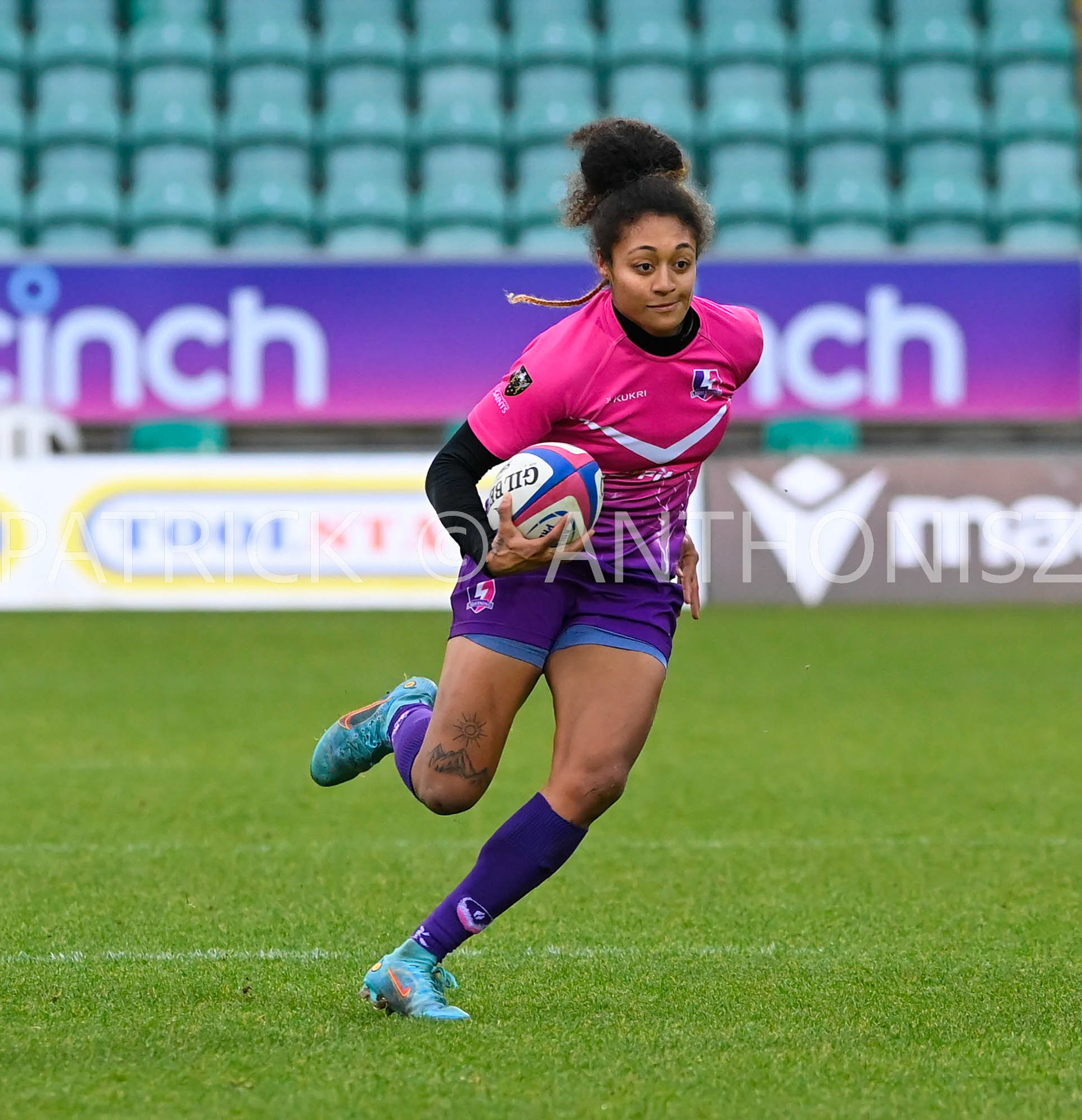 NORTHAMPTON, ENGLAND : Bulou Mataitoga of Loughborough Lightning runs with the ball  during Women's Allianz Premiership 15's match between Loughborough Lightning and  Wasps at Franklin's Gardens on  Sunday January  8 2023 in Northampton, England