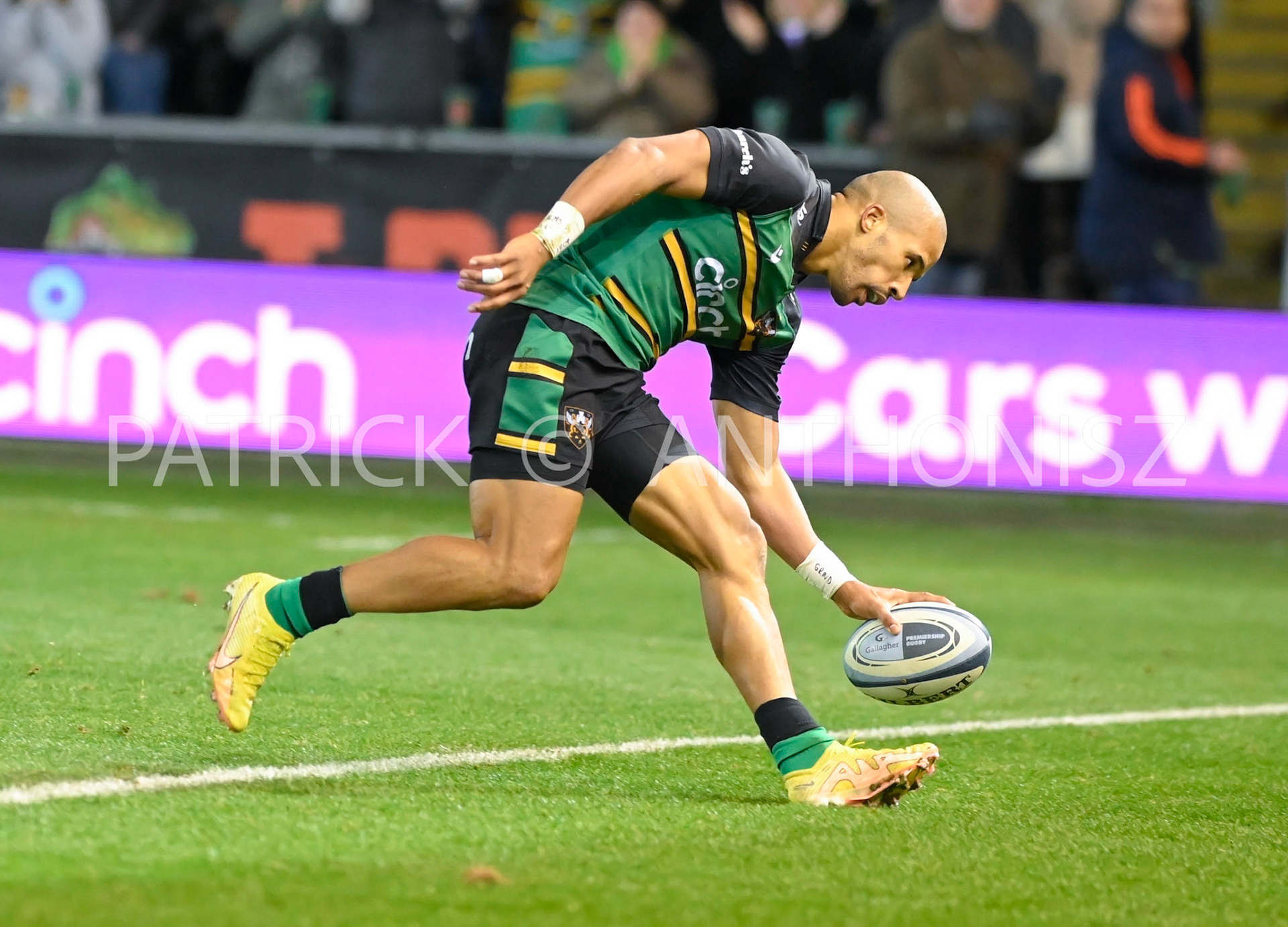 NORTHAMPTON, ENGLAND- Nov -26 - 2022 :  Courtnall Skosan of Northampton Saints gets a try during the match between Northampton Saints and The Barbarians F C at Franklin's Gardens on November 26, 2022 in Northampton, England