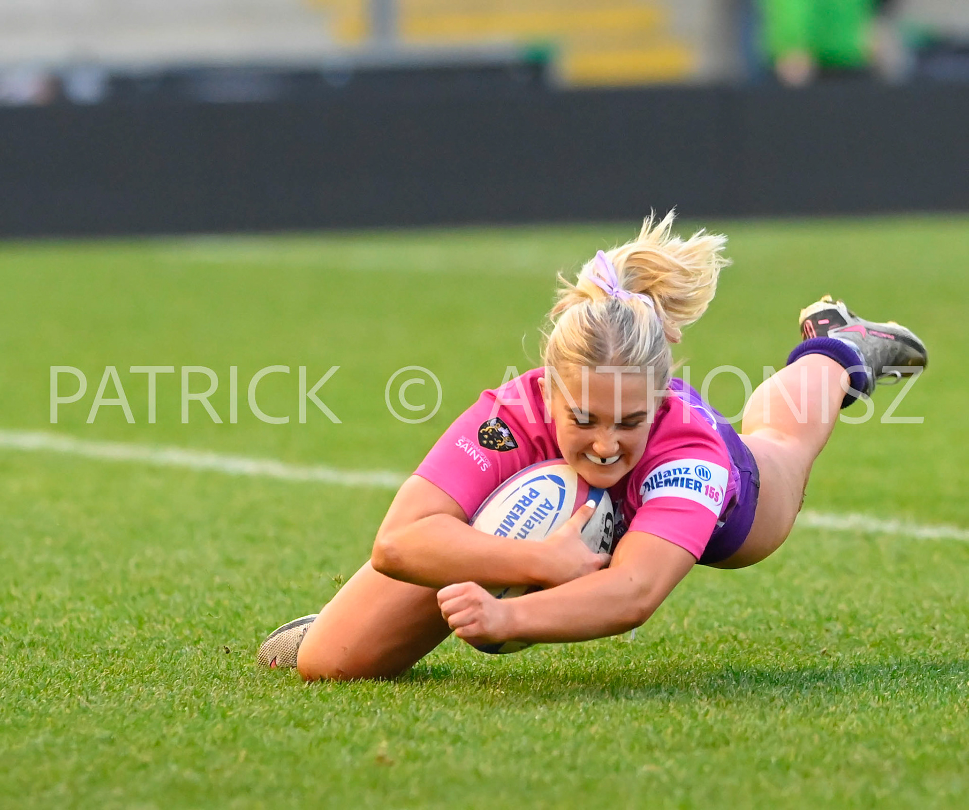 NORTHAMPTON, ENGLAND :  Jess Weaver of Loughborough Lightning gets a try during Women's Allianz Premiership 15's match between Loughborough Lightning and  Wasps at Franklin's Gardens on  Sunday January  8 2023 in Northampton, England
