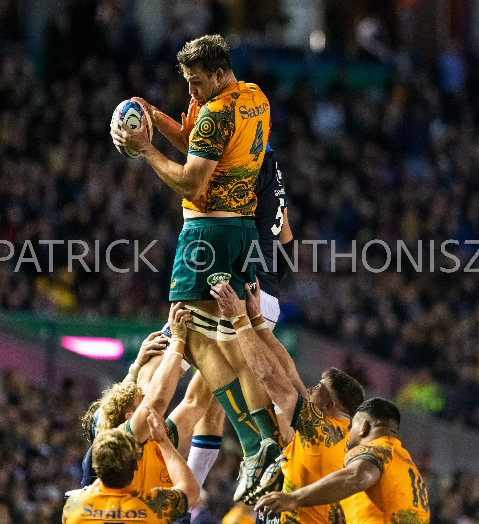Scotland  October 29th :  Nick Frost of Australia wins the lineout during the Rugby Union Autumn Internationals match between Australia Vs Scotland at BT Murrayfield Stadium Scotland 29th October 2022 Australia 16: Scotland  15