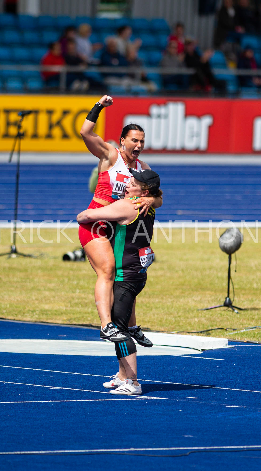 26-6-2022: Day 3  Women's Shot Put - Final  NICOLL Adele of  BIRCHFIELD HARRIERS celebrate the winning throw of 17.59 with MCKINNA Sophie of  GREAT YARMOUTH &amp; DISTRICT at the Muller UK Athletics Championships MANCHESTER REGIONAL ARENA – MANCHESTER 2022
