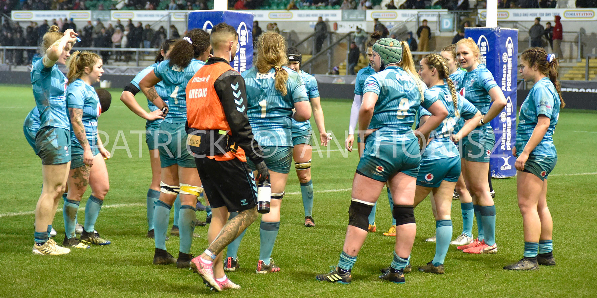 NORTHAMPTON, ENGLAND :  Wasps taking a breather during Women's Allianz Premiership 15's match between Loughborough Lightning and  Wasps at Franklin's Gardens on  Sunday January  8 2023 in Northampton, England
