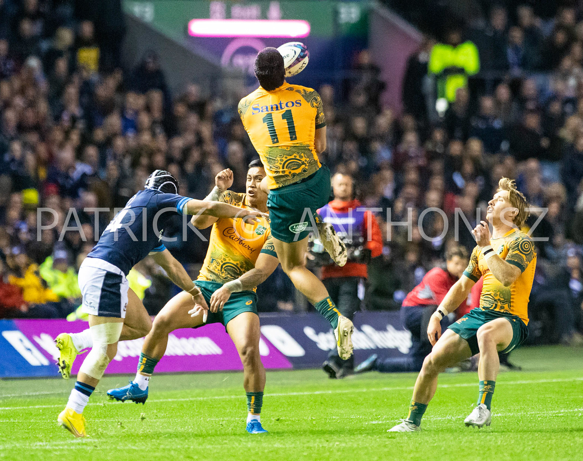Scotland  October 29th : Tom Wright of Australia goes for the ball during the Rugby Union Autumn Internationals match between Australia Vs Scotland at BT Murrayfield Stadium Scotland 29th October 2022 Australia 16 : Scotland  15