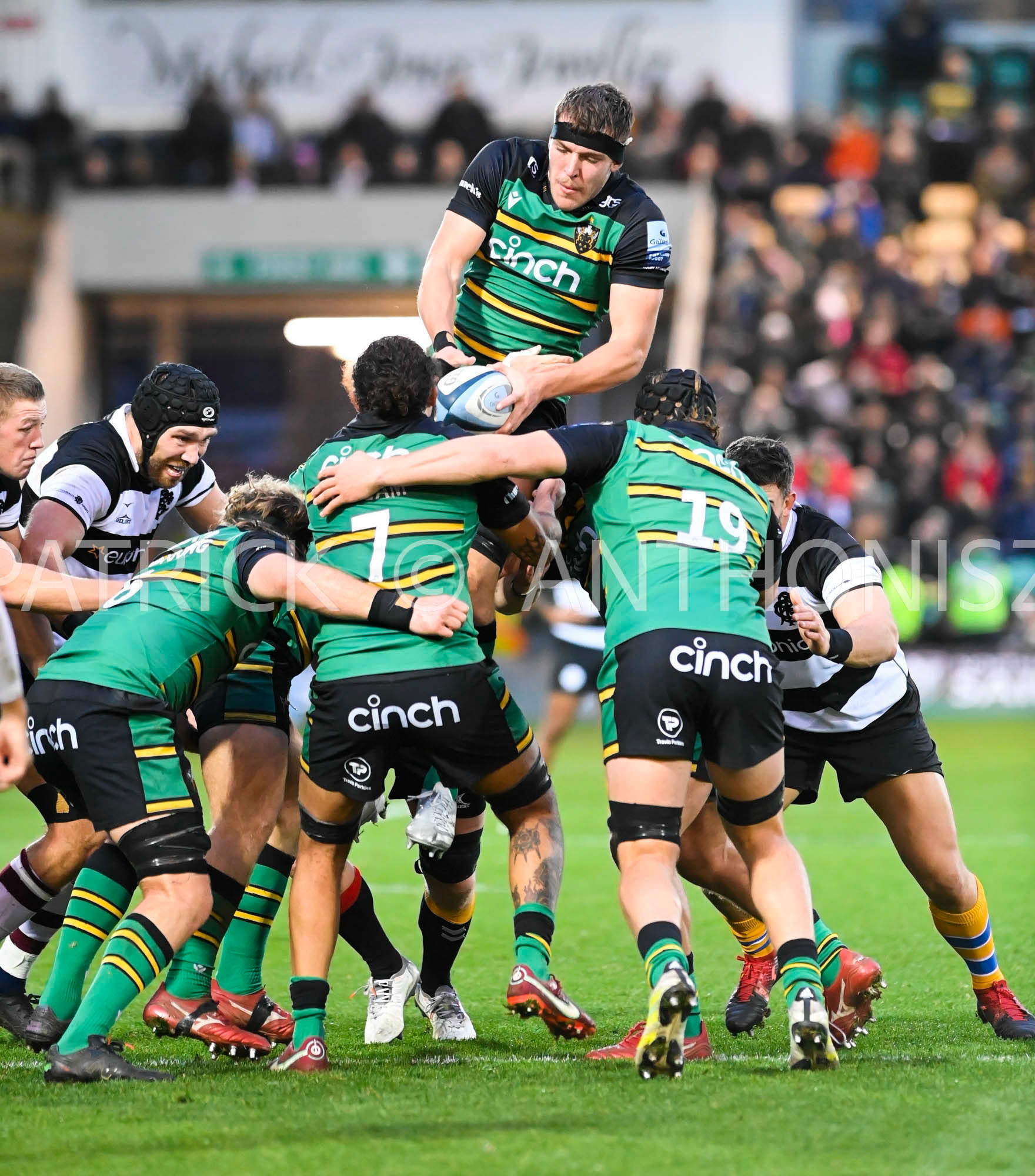 NORTHAMPTON, ENGLAND- Nov -26 - 2022 : Tom Lockett of Northampton Saints feeds the ball to Lewis Ludlam (c)  of Northampton Saints  during the match between Northampton Saints and The Barbarians F C at Franklin's Gardens on November 26, 2022 in Northampton, England