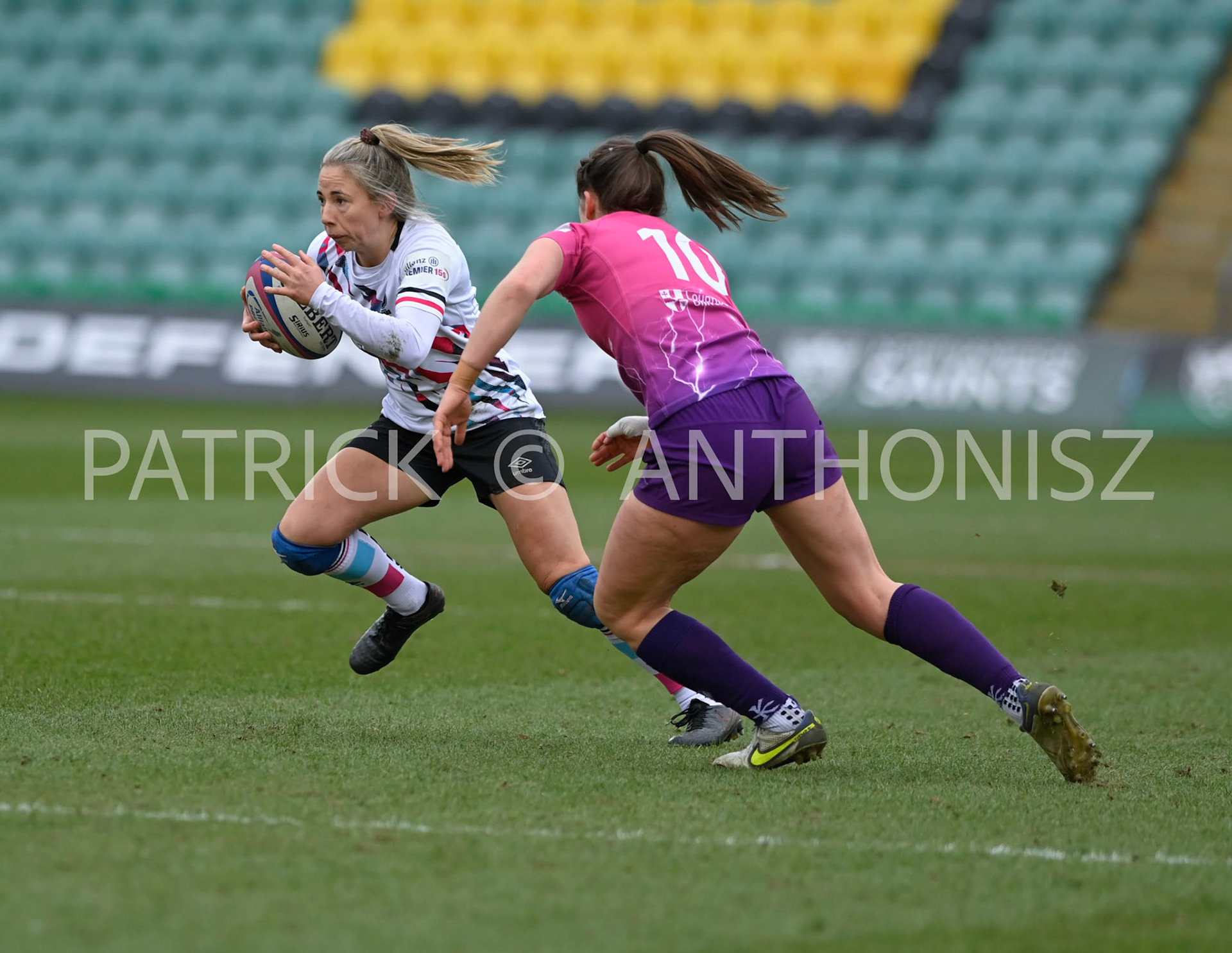 NORTHAMPTON, ENGLAND- Sat-4-2023: Elinor Snowsill of Bristol Bearsruns with the ball  during the match between  Loughborough Lightning and Bristol Bears at Franklin's Gardens on Sat-4-2023 in Northampton, England