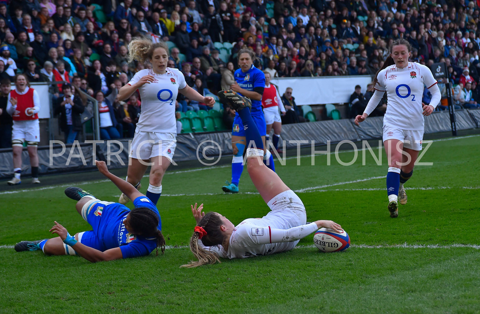 NORTHAMPTON, ENGLAND : Jess Breach  of England gets a try during the  TikTok Women’s Six Nations  England Vs Italy at Franklin's Gardens on Sunday  April 2 , 2023 in Northampton, England.