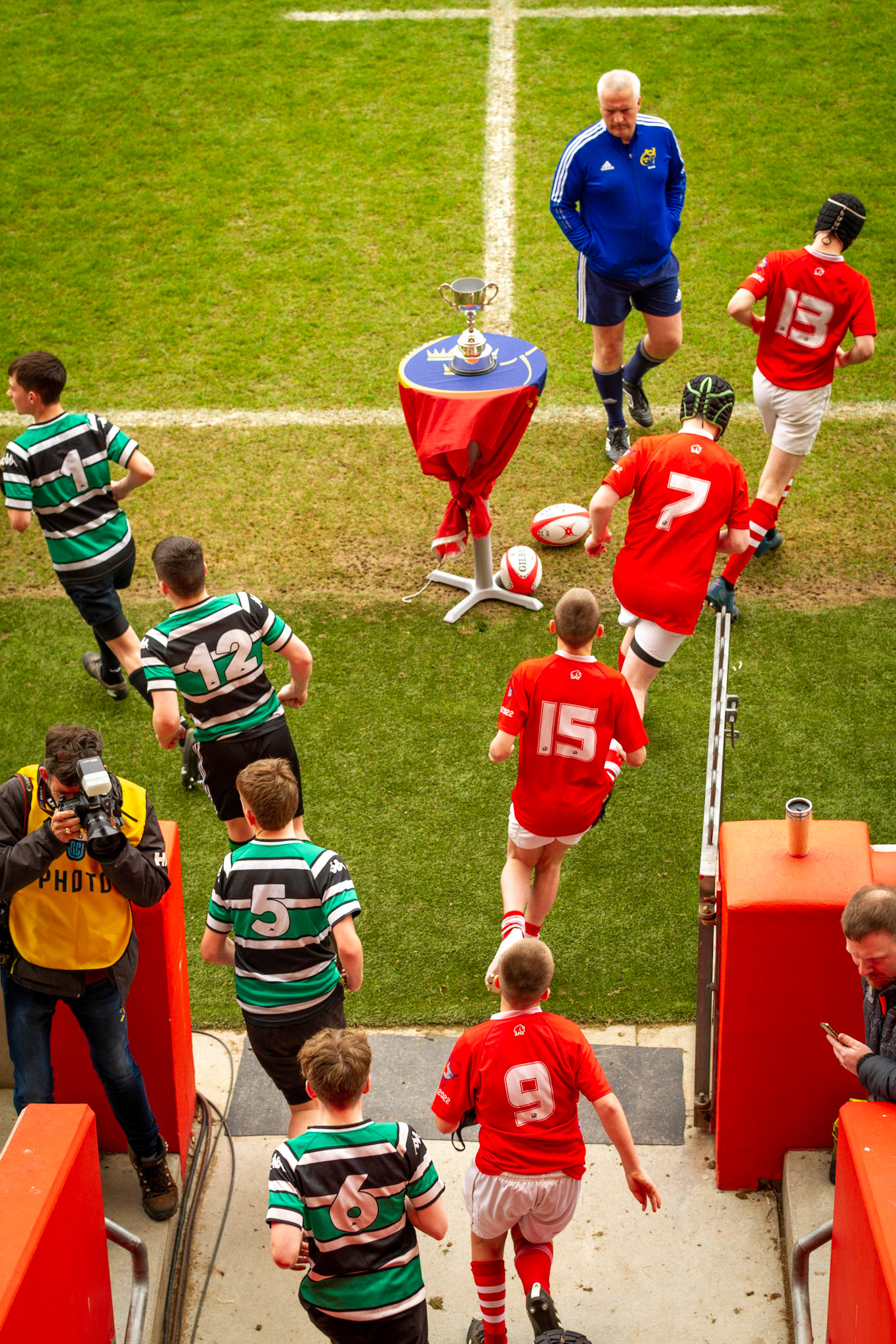 The teams emerge from the tunnel.
