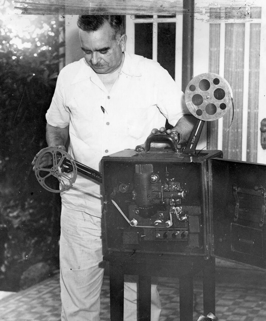on Jesús T. Piñero con proyector de películas.Barrio Canovanillas, Carolina.Noviembre 30, 1944