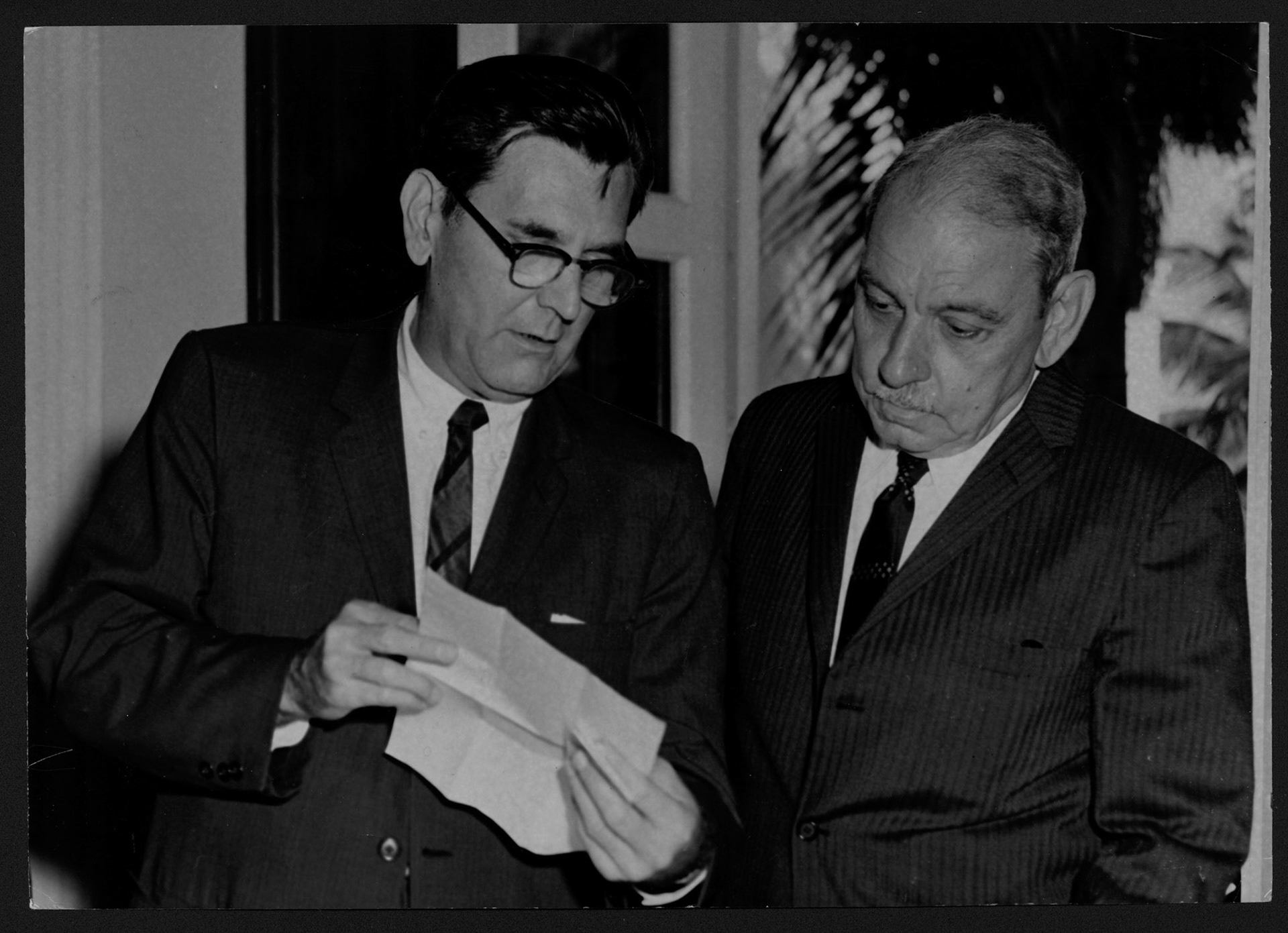 LUIS MUÑOZ MARÍN Y SU SECRETARIO DE ESTADO ROBERTO SÁNCHEZ VILELLA.LA FORTALEZA.MARZO 12, 1963