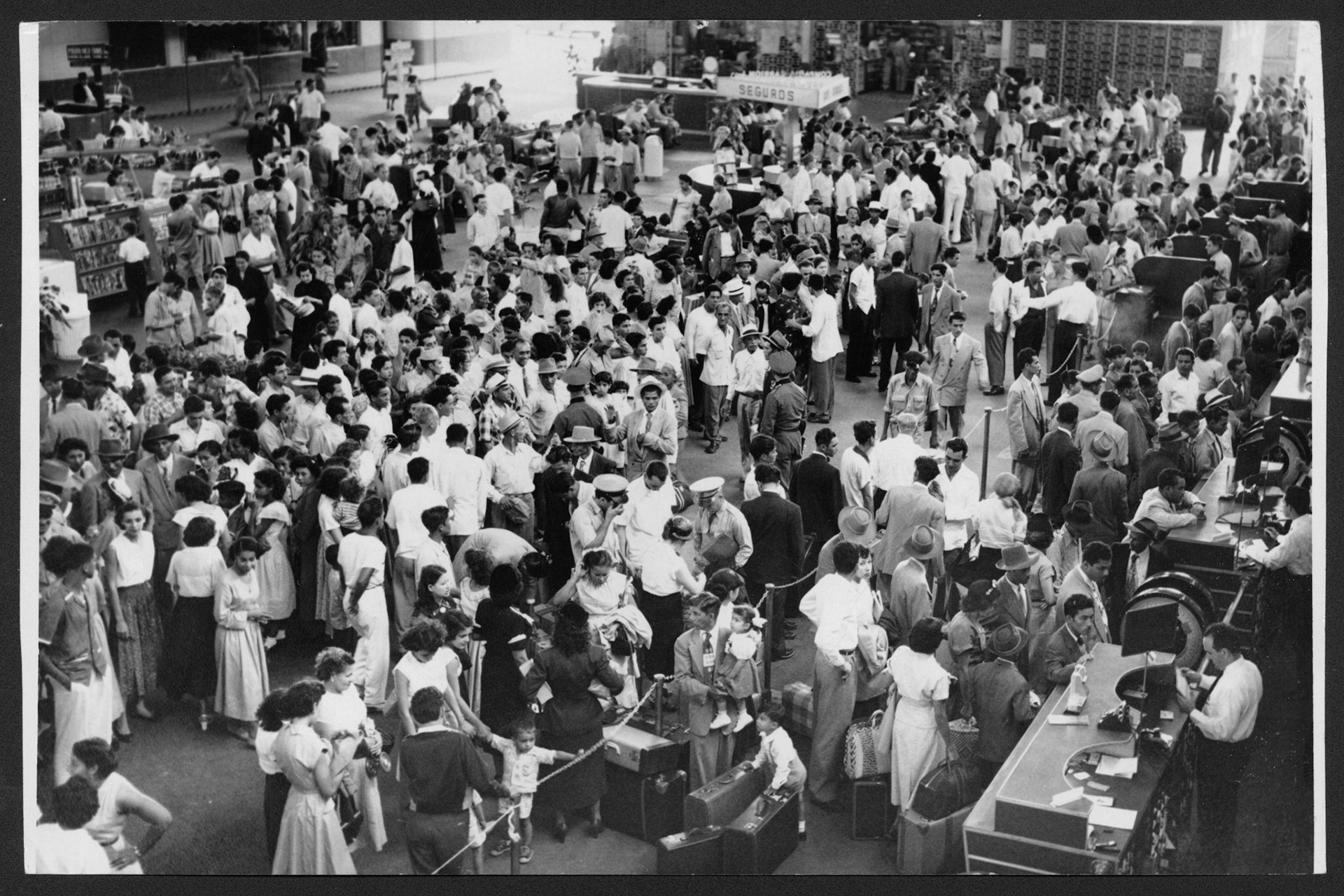 Congestión de pasajeros en el terminal del Aeropuerto de Isla Grande.Mayo 18, 1953