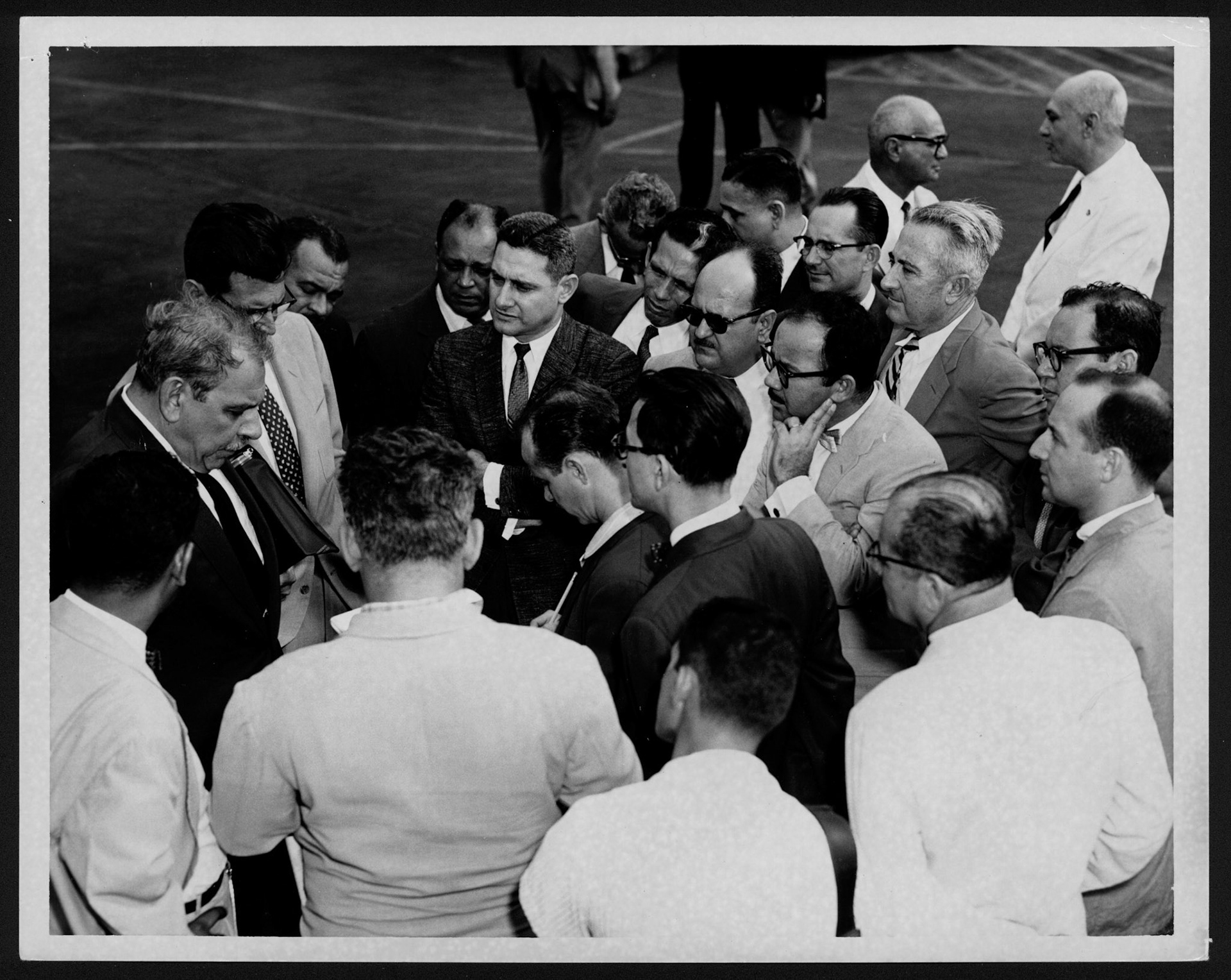 LUIS MUÑOZ MARÍN CONVERSANDO CON MIEMBROS DE LA PRENSA.