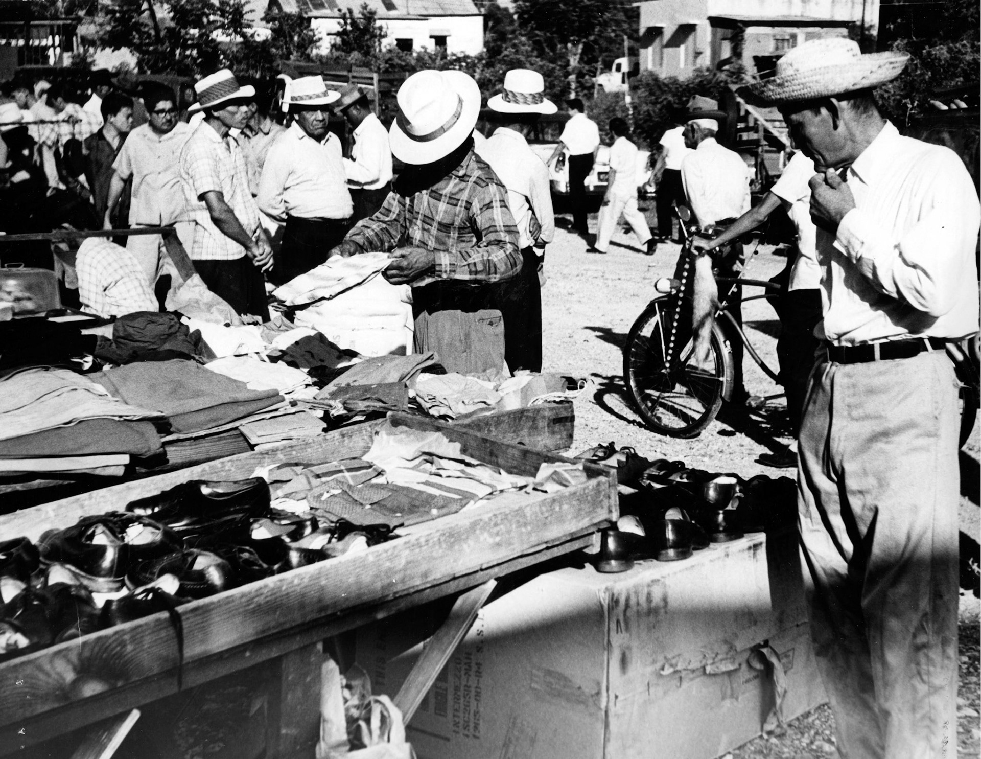 Zapatos y ropa para la venta en el Mercado Regional de San Sebastián.Mayo 26, 1962