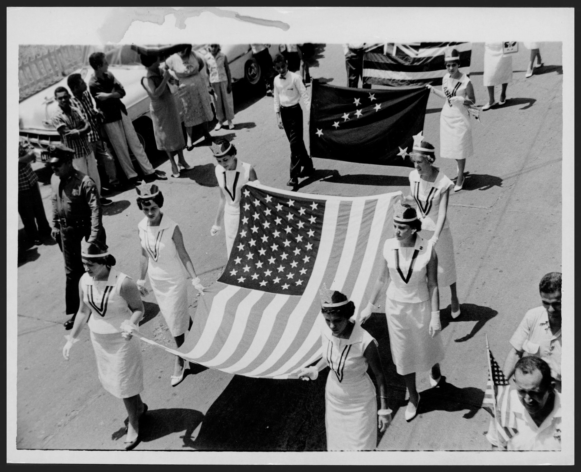 Seis jovenes cayeyanas portan nueva bandera de Estados Unidos con 49 estrellas.Julio 4, 1959