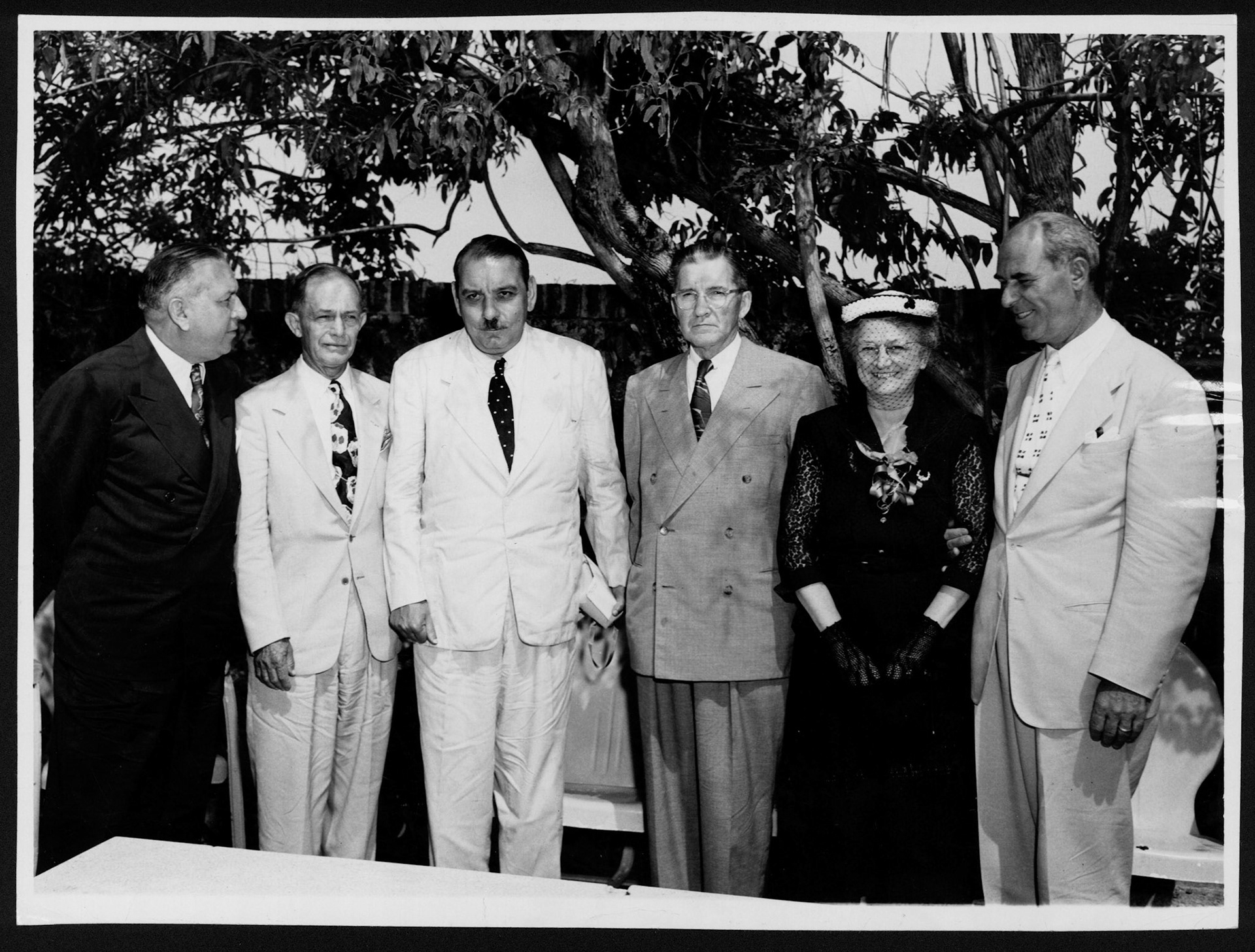 Luis Muñoz Marín posando junto a funcionarios de Estados Unidos y ejecutivos de Eastern Airlines.