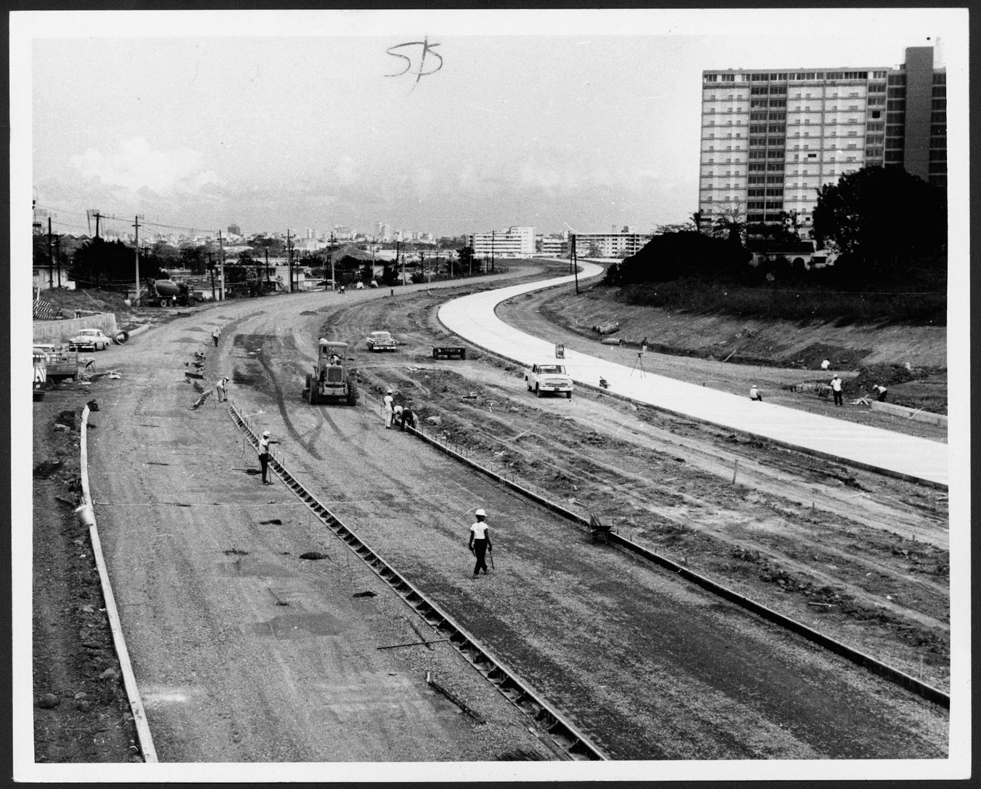 Construcción de la Avenida Las Américas en dirección a San Juan.Febrero 1967