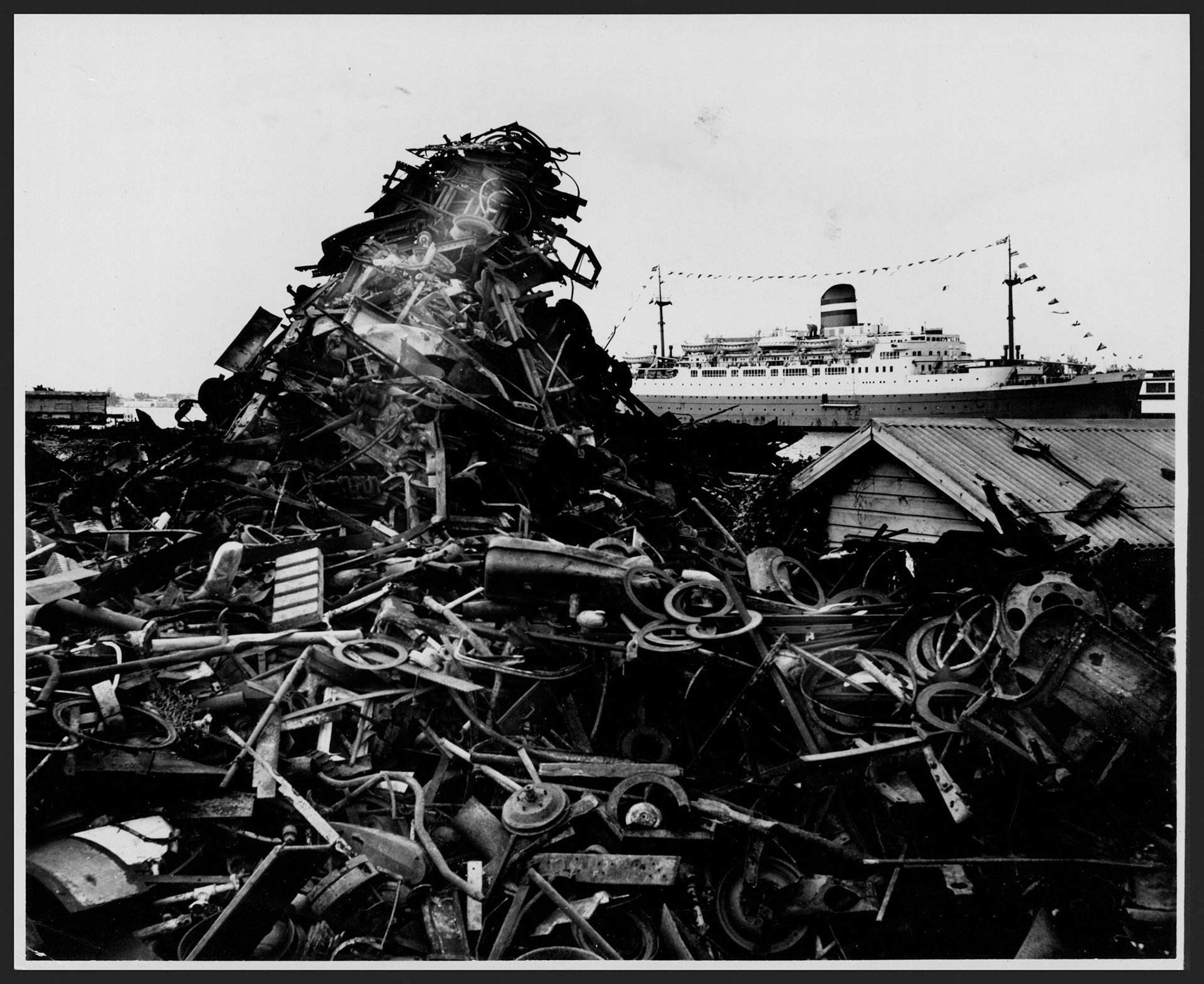 Chatarra amontonada en el Muelle Turista de Isla Grande.Enero 20, 1953