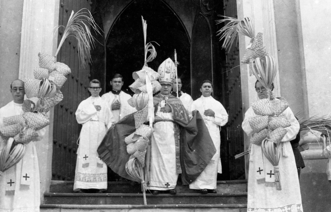 ARZOBISPO MONSEÑOR  LUIS APONTE MARTÍNEZ, DOMINGO DE RAMOS, CATEDRAL DE SAN JUAN