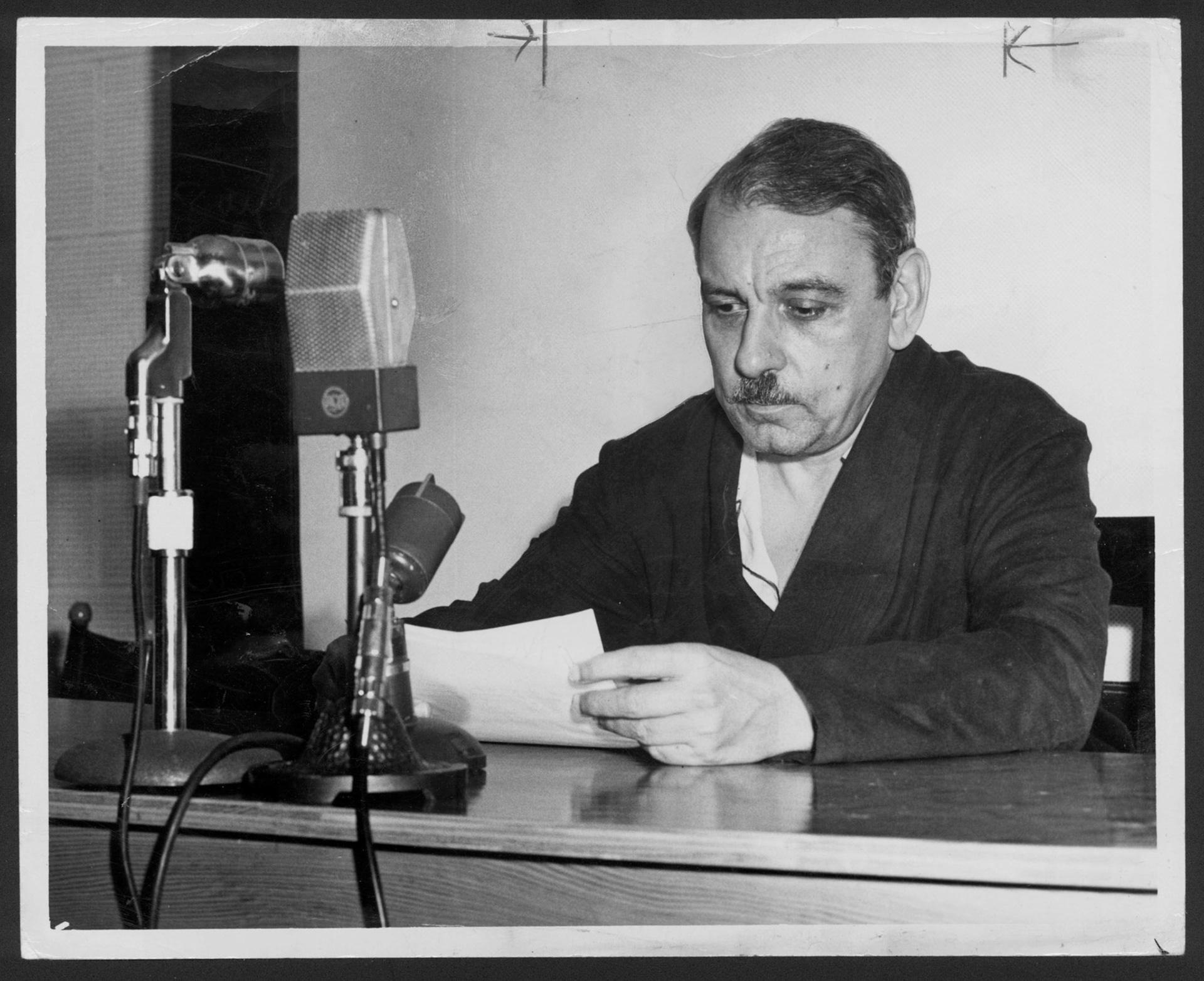 Gobernador Muñoz Marín enfermo, transmitiendo discurso desde Fortaleza en ocasión natalicio Muñoz Rivera.La Fortaleza.Julio 17, 1952