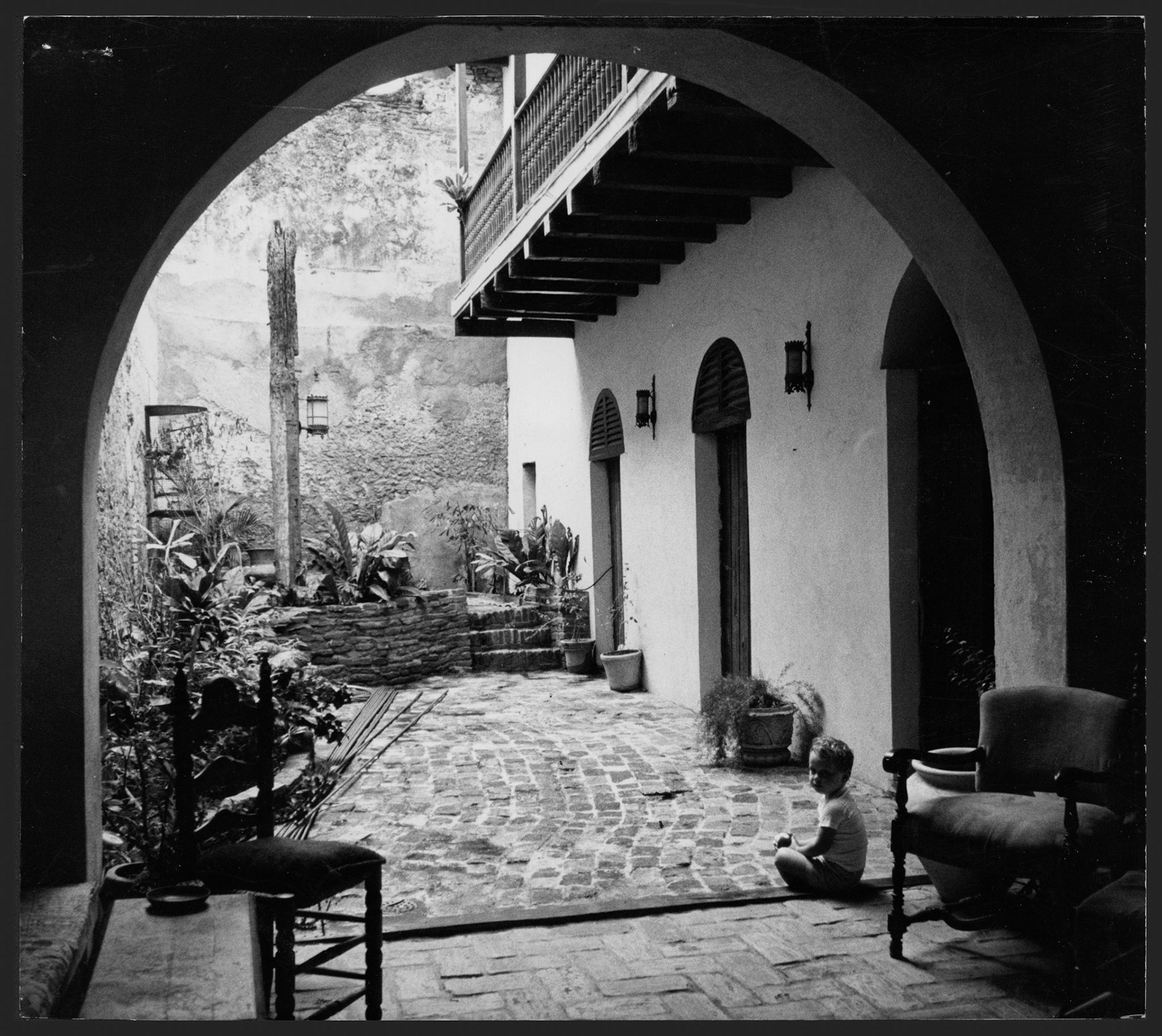 Casa restaurada y convertida en una elegante mansión de tipo colonial en el Viejo San Juan .Abril 13, 1963