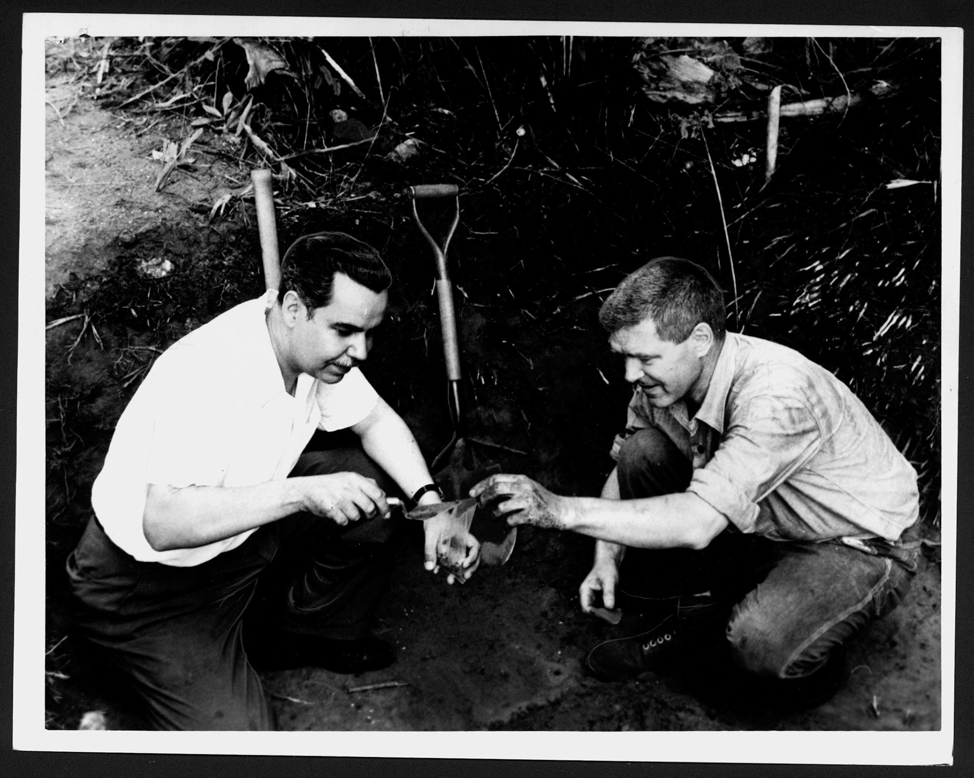Ricardo Alegría e Irving Rouse recogiendo residuos de carbón vegetal en una excavación cerca de Loíza Aldea.María La Cruz Cave.Julio 13, 1962