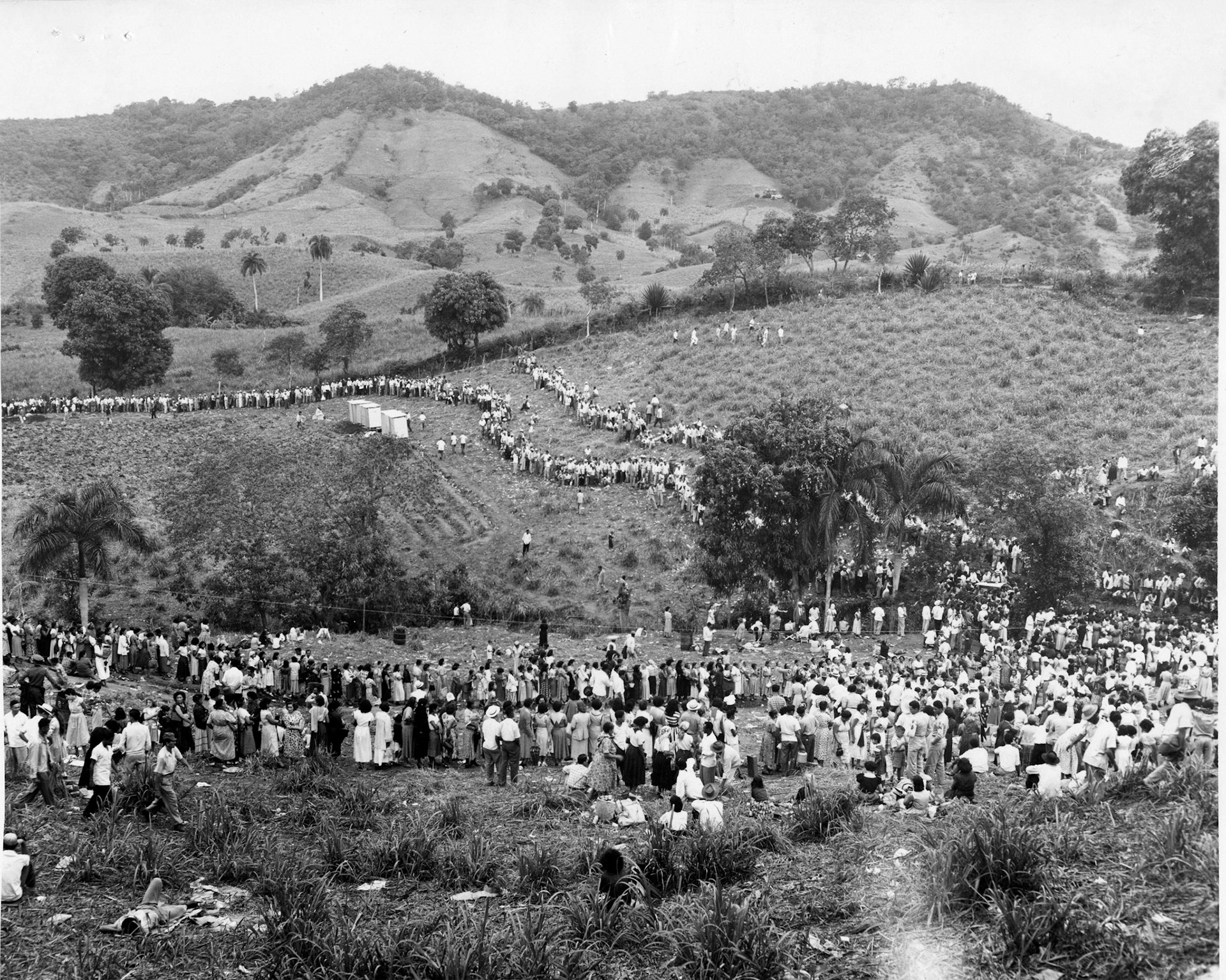 Extensa fila para tomar agua del 'pozo de la Virgen'.Barrio Rincón, Sabana Grande.Mayo 26, 1953