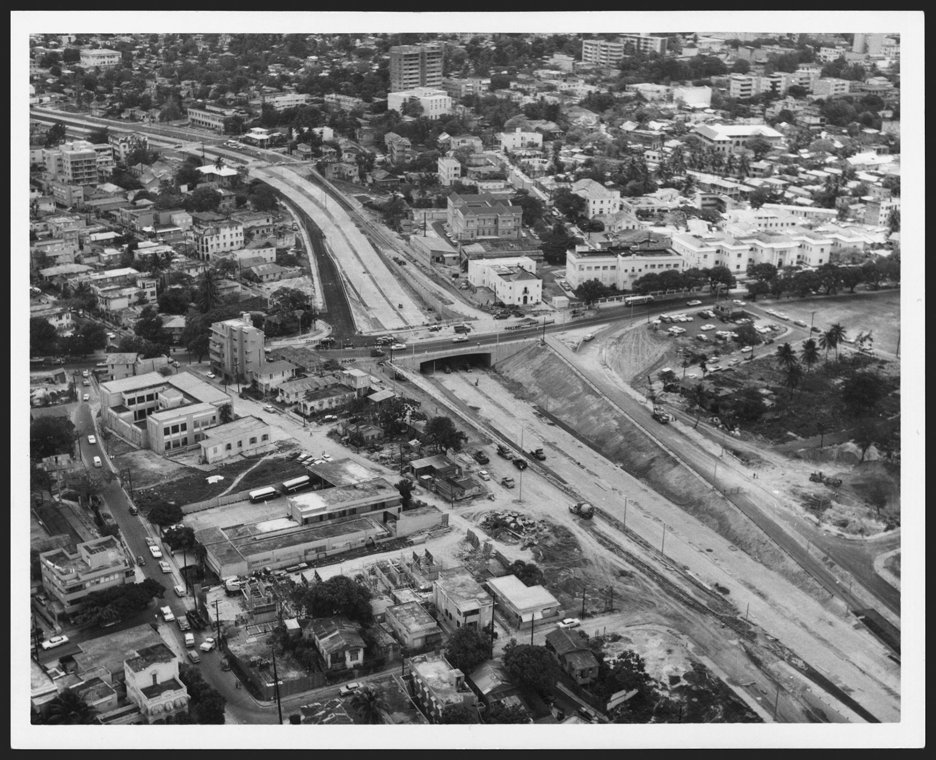 Vista aérea de la Avenida Baldorioty de Castro, entre las calles Villamil y Del Parque, en SanturceMayo 19, 1961