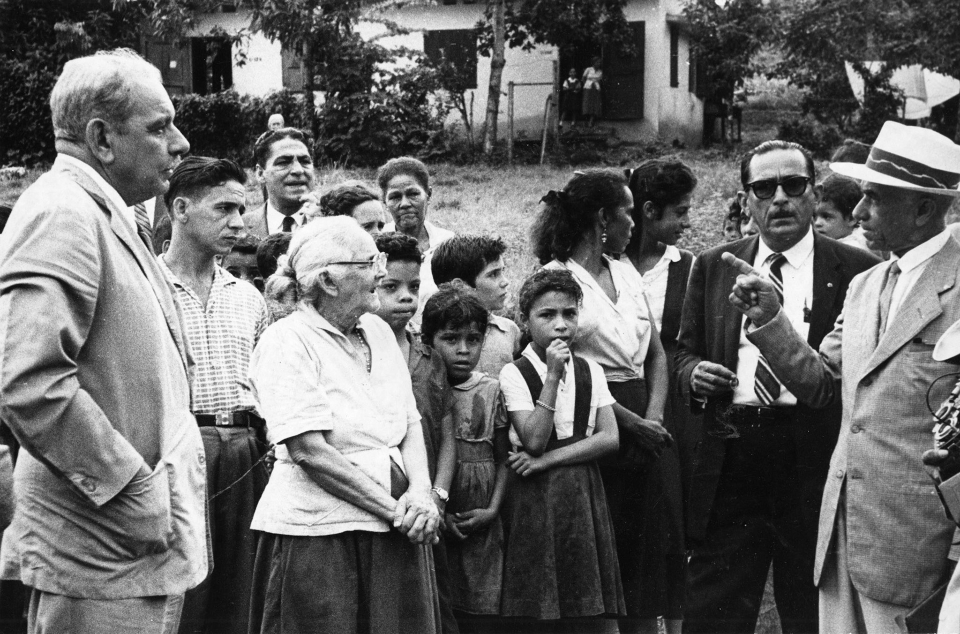 Visita de Luis Muñoz Marín al Caserío José Mercado de Caguas.Octubre 19, 1958