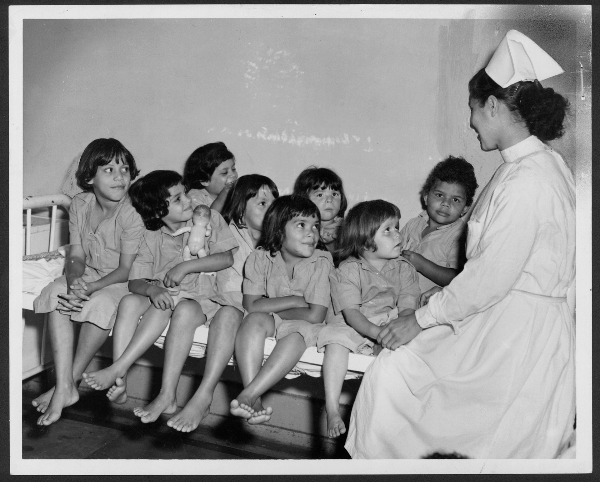 Niñas pacientes de tuberculosis junto a enfermera.Aibonito.Noviembre 30, 1955